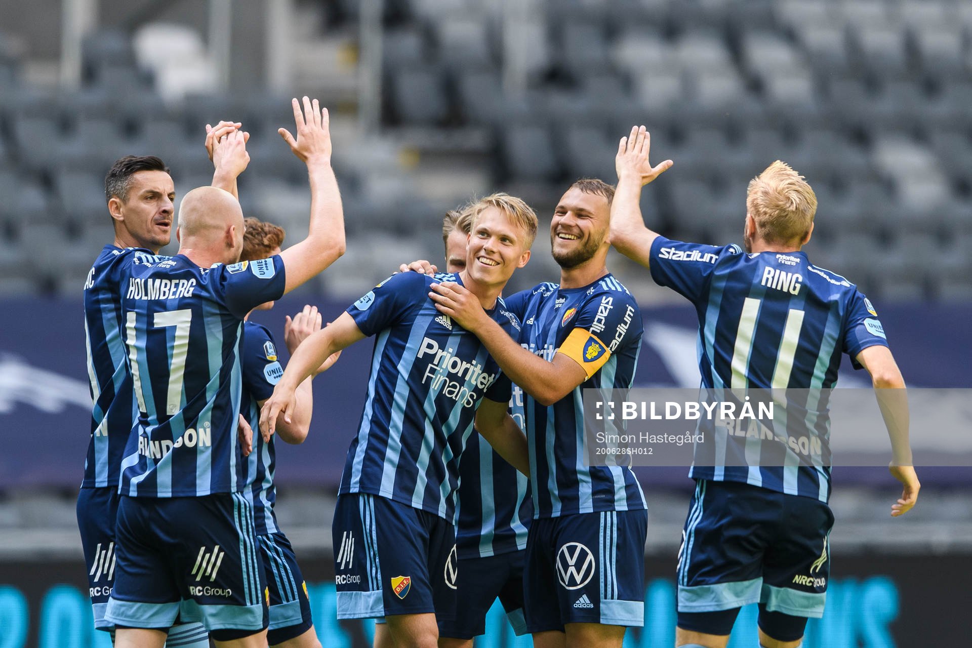 Djurgårdens Jonathan Augustinsson jublar med lagkamrater