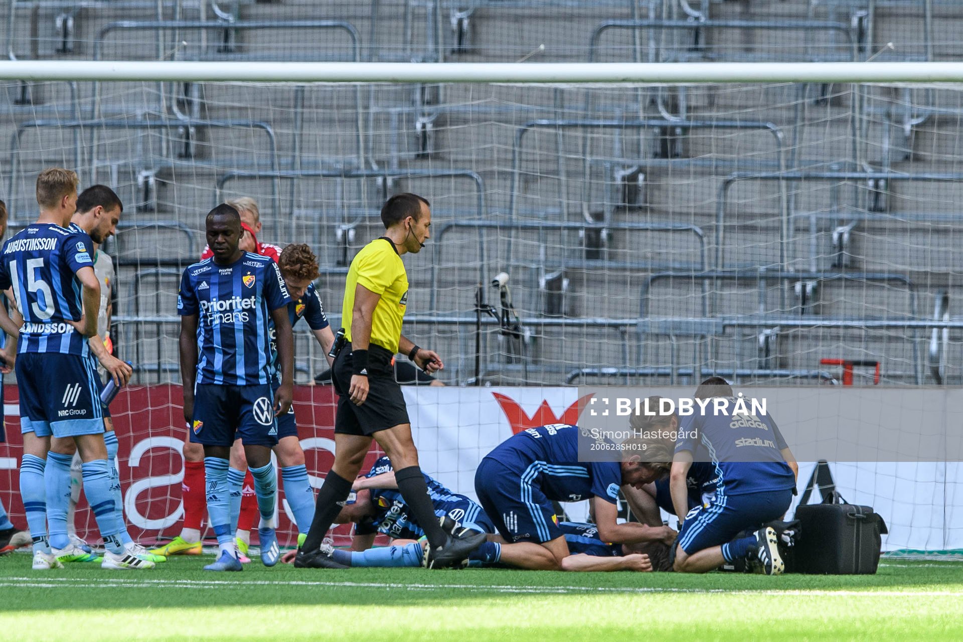 Djurgårdens Jacob Une Larsson har ont och får vårdunder