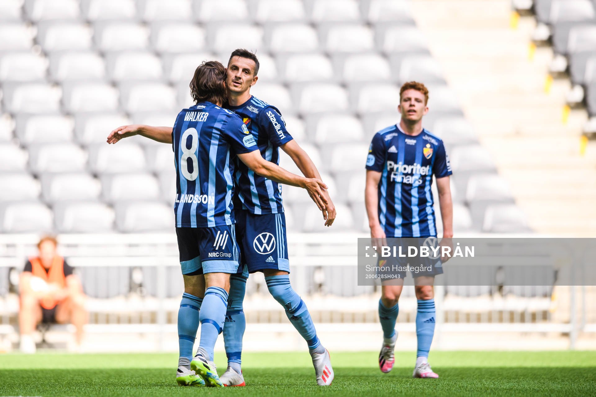 Djurgårdens Kevin Walker jublar med Haris Radetinac
