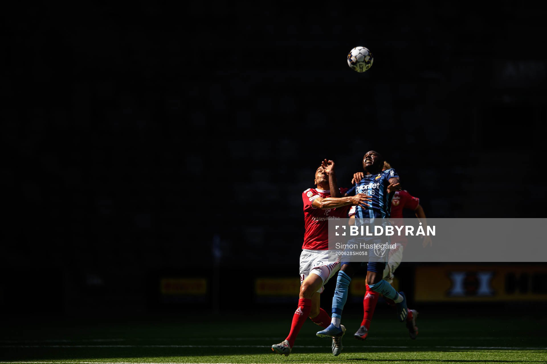 Kalmars Emin Nouri och Djurgårdens Edward Chilufya under fotbollsmatchen i Allsvenskan mellan Djurgården och Kalmar den 28 juni 2020 i Stockholm.