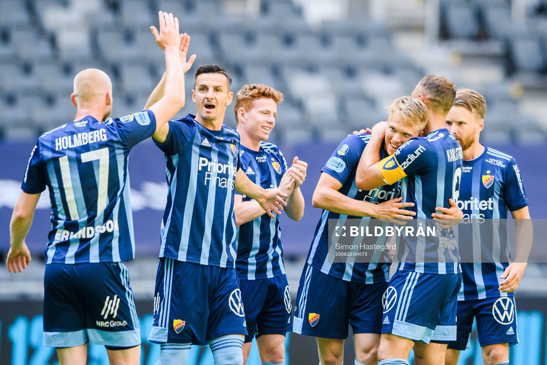 Djurgårdens spelare jublar med Jonathan Augustinsson