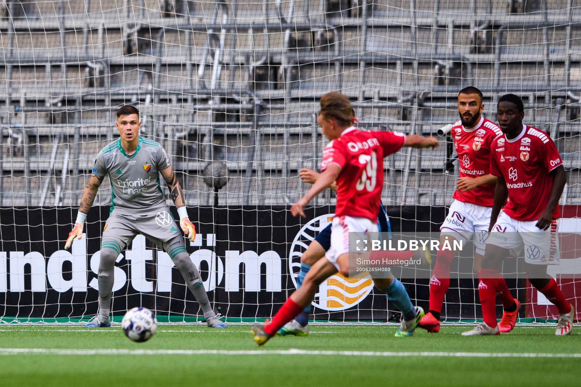 Kalmars Isak Magnusson provar skott mot Djurgårdens