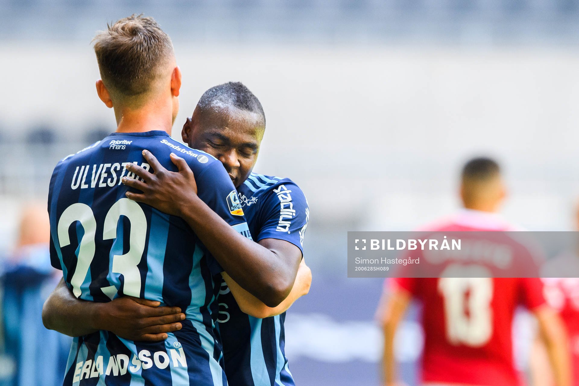 Djurgårdens Edward Chilufya jublar med Fredrik Ulvestad