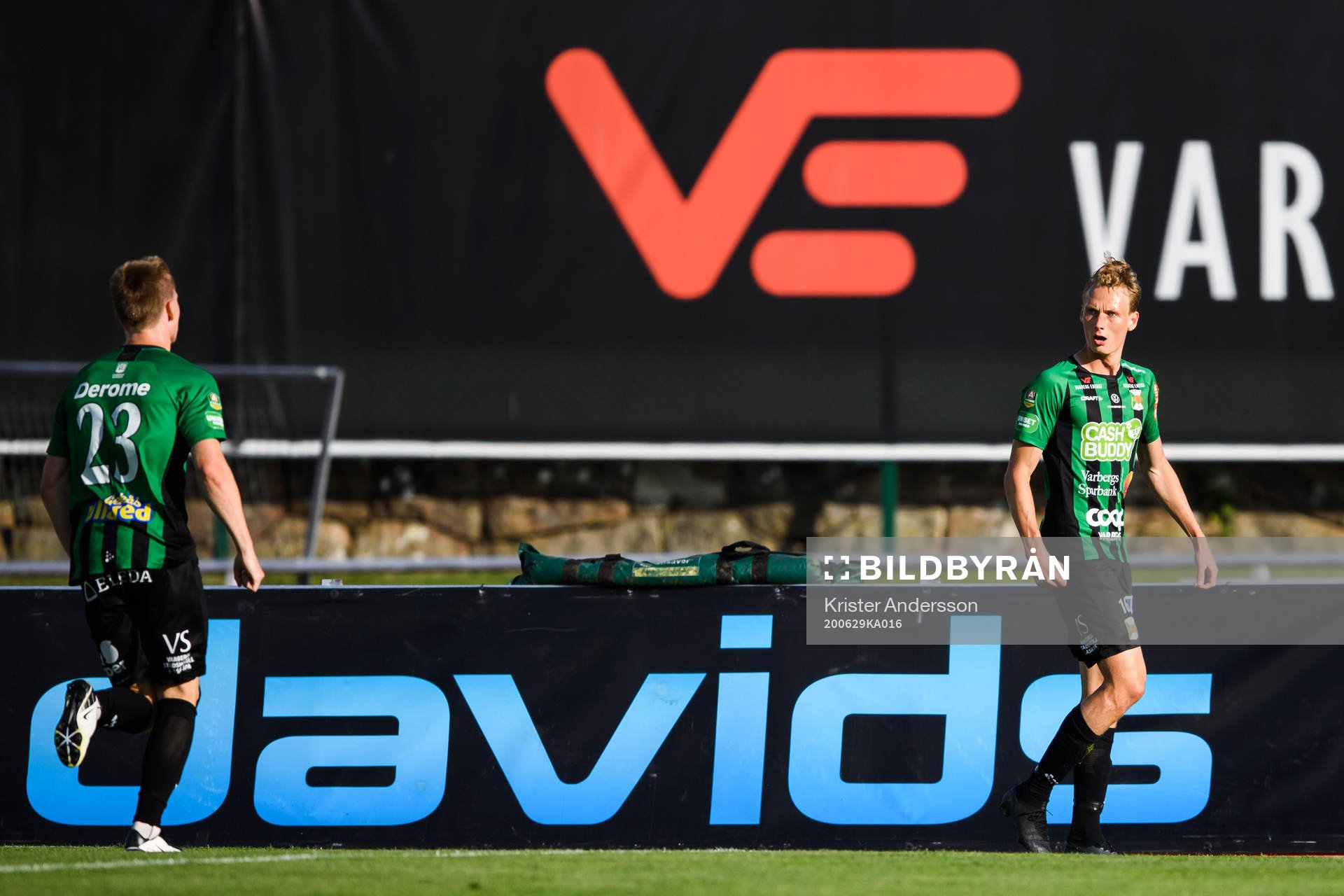 Varbergs Alexander Johansson jublar efter 2-0 under fotbollsmatchen i Allsvenskan mellan Varberg och Falkenberg den 29 juni 2020 i Varberg.