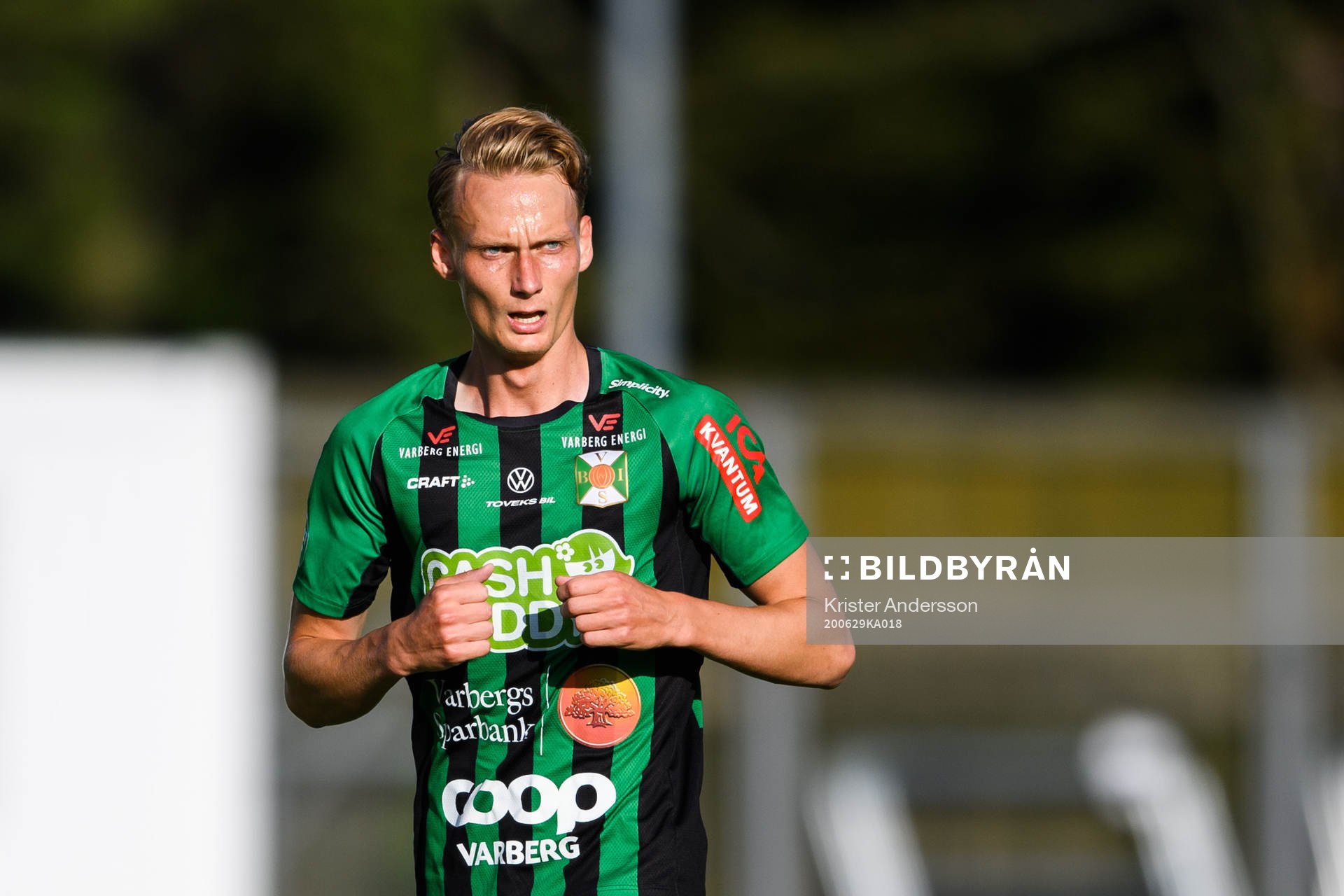 Varbergs Alexander Johansson jublar efter 2-0 under fotbollsmatchen i Allsvenskan mellan Varberg och Falkenberg den 29 juni 2020 i Varberg.
