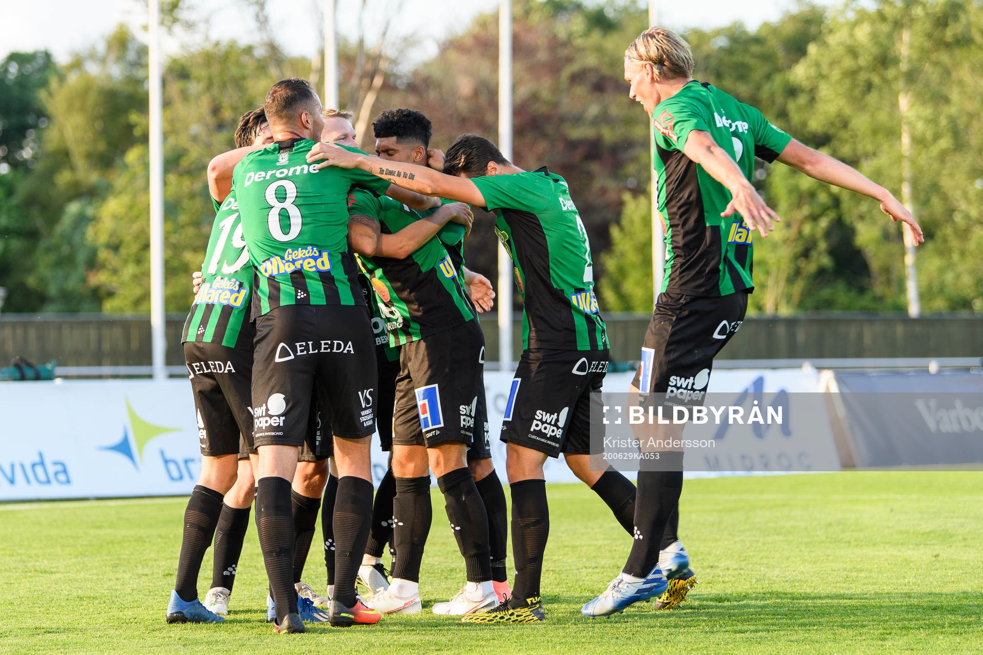 Varbergs spelare jublar efter 3-0 av Daniel Krezic under fotbollsmatchen i Allsvenskan mellan Varberg och Falkenberg den 29 juni 2020 i Varberg.