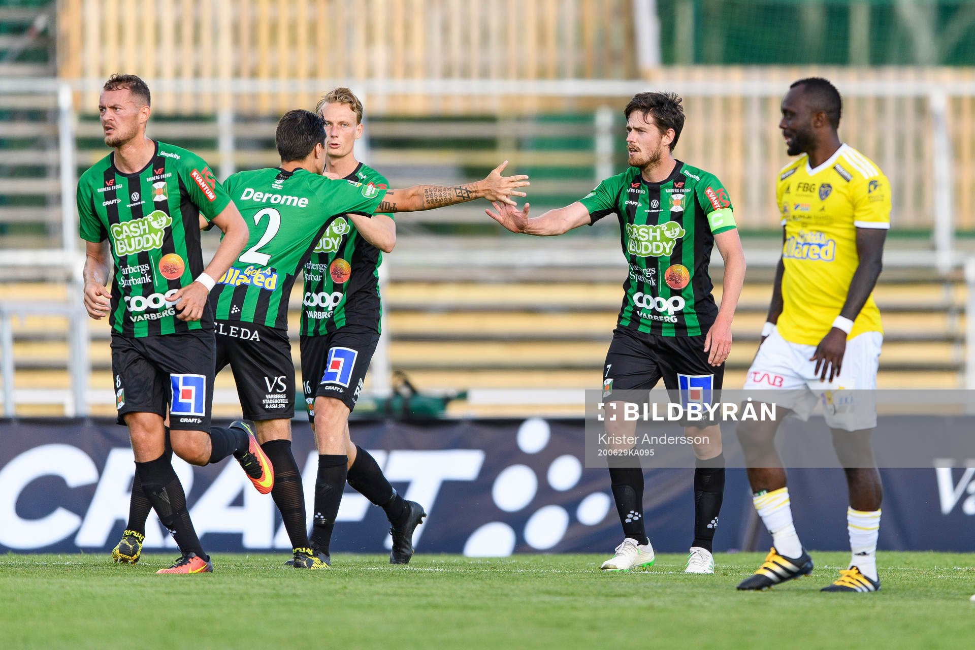 Varbergs spelare jublar efter 1-0 under fotbollsmatchen i Allsvenskan mellan Varberg och Falkenberg den 29 juni 2020 i Varberg.