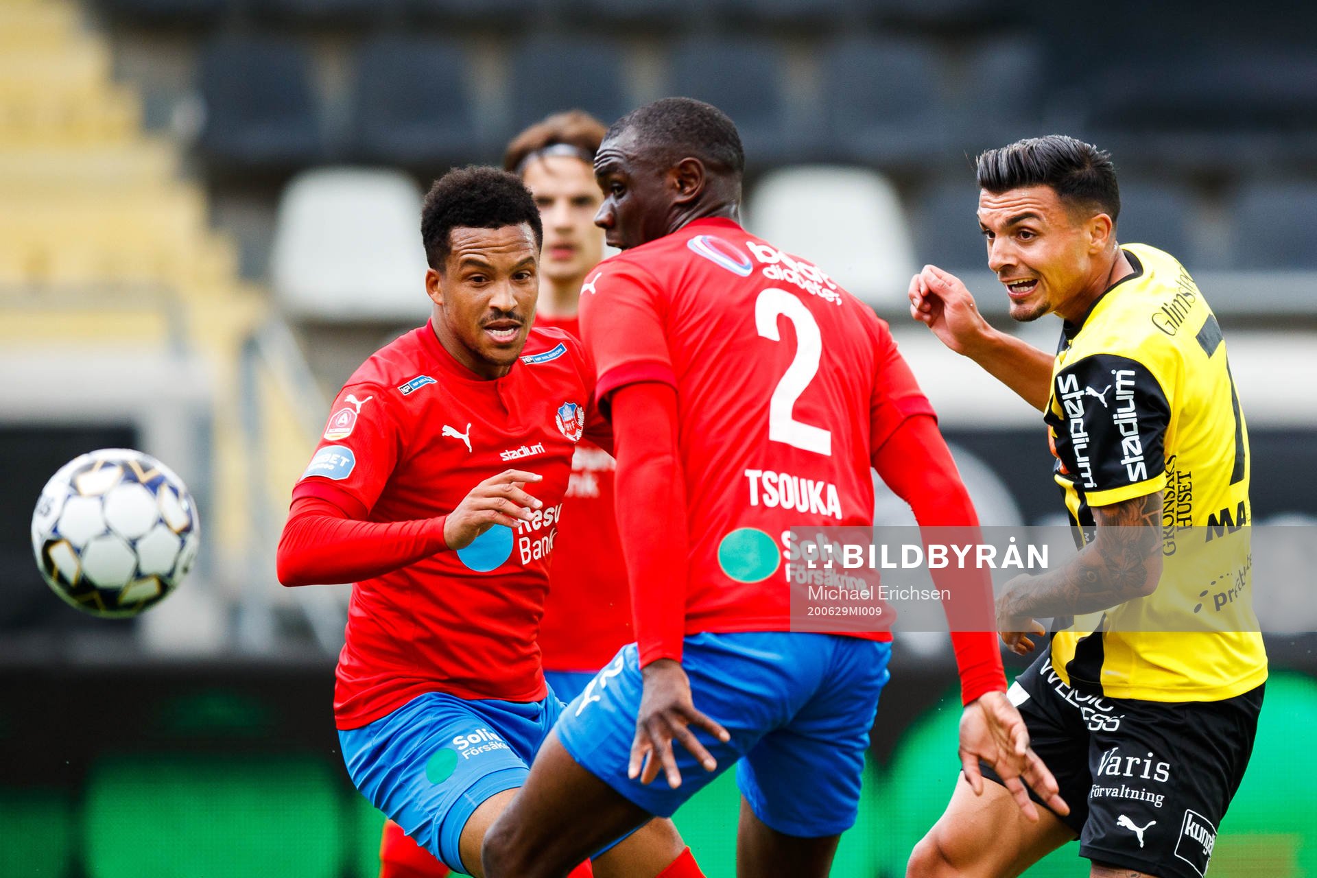 Helsingborgs Ravy Tsouka och Martin Olsson försvarar mot