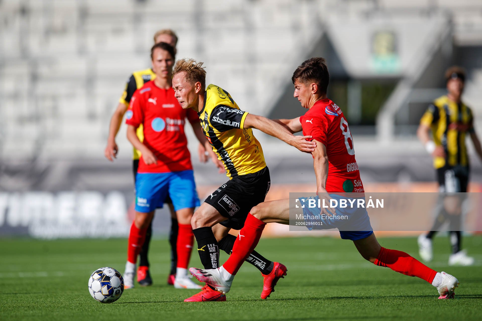 Häckens Adam Andersson och Helsingborgs Armin Gigovic