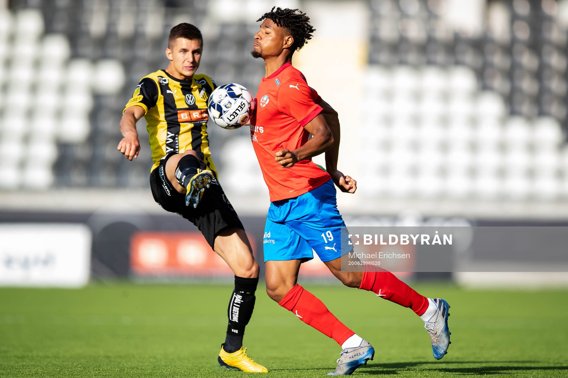Häckens Leo Bengtsson och Helsingborgs Joseph Ceesay under fotbollsmatchen i Allsvenskan mellan Häcken och Helsingborg den 29 juni 2020 i Göteborg.