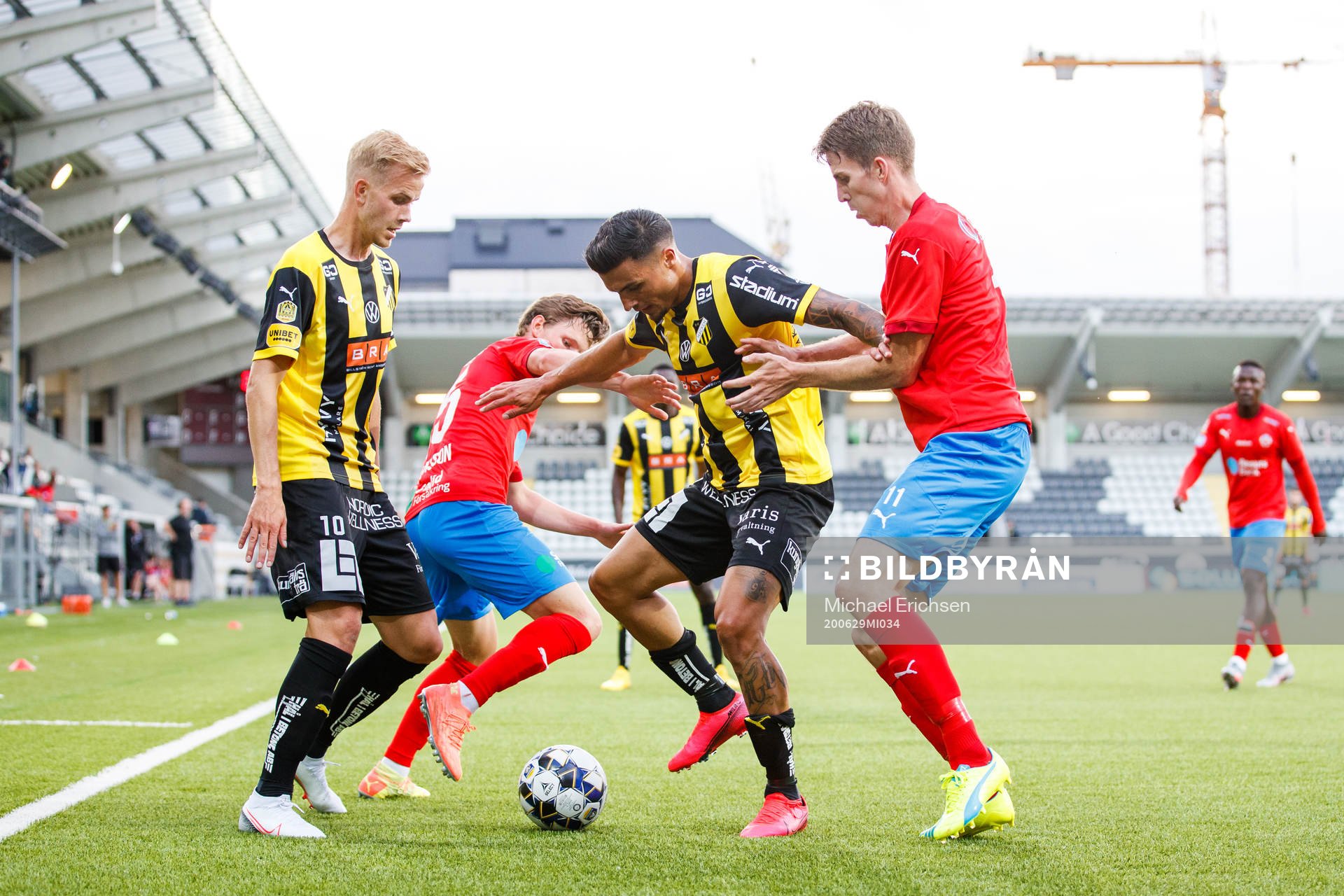 Helsingborgs Max Svensson och Adam Eriksson försvarar mot