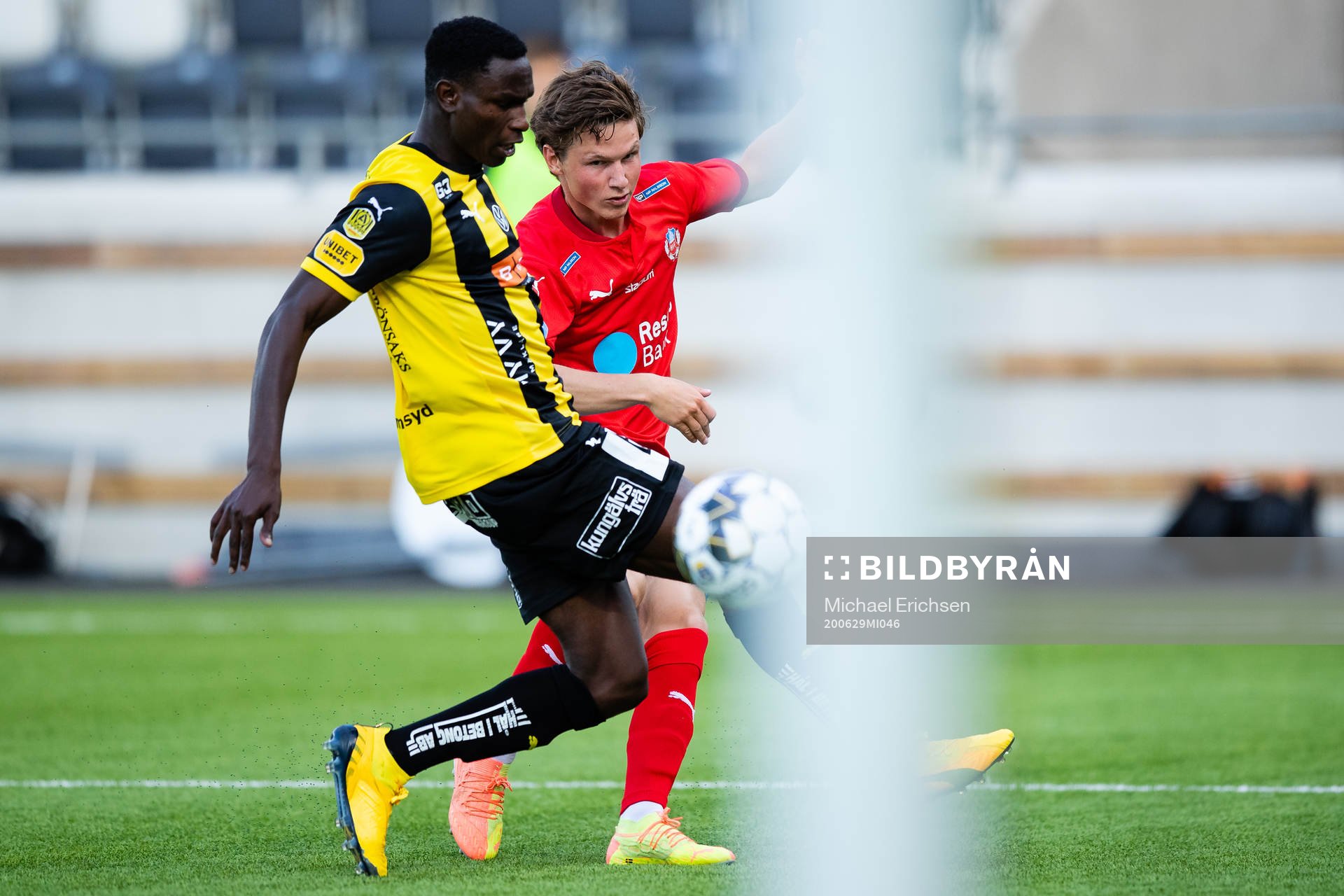 Helsingborgs Max Svensson skjuter ett skott förbo Häckens