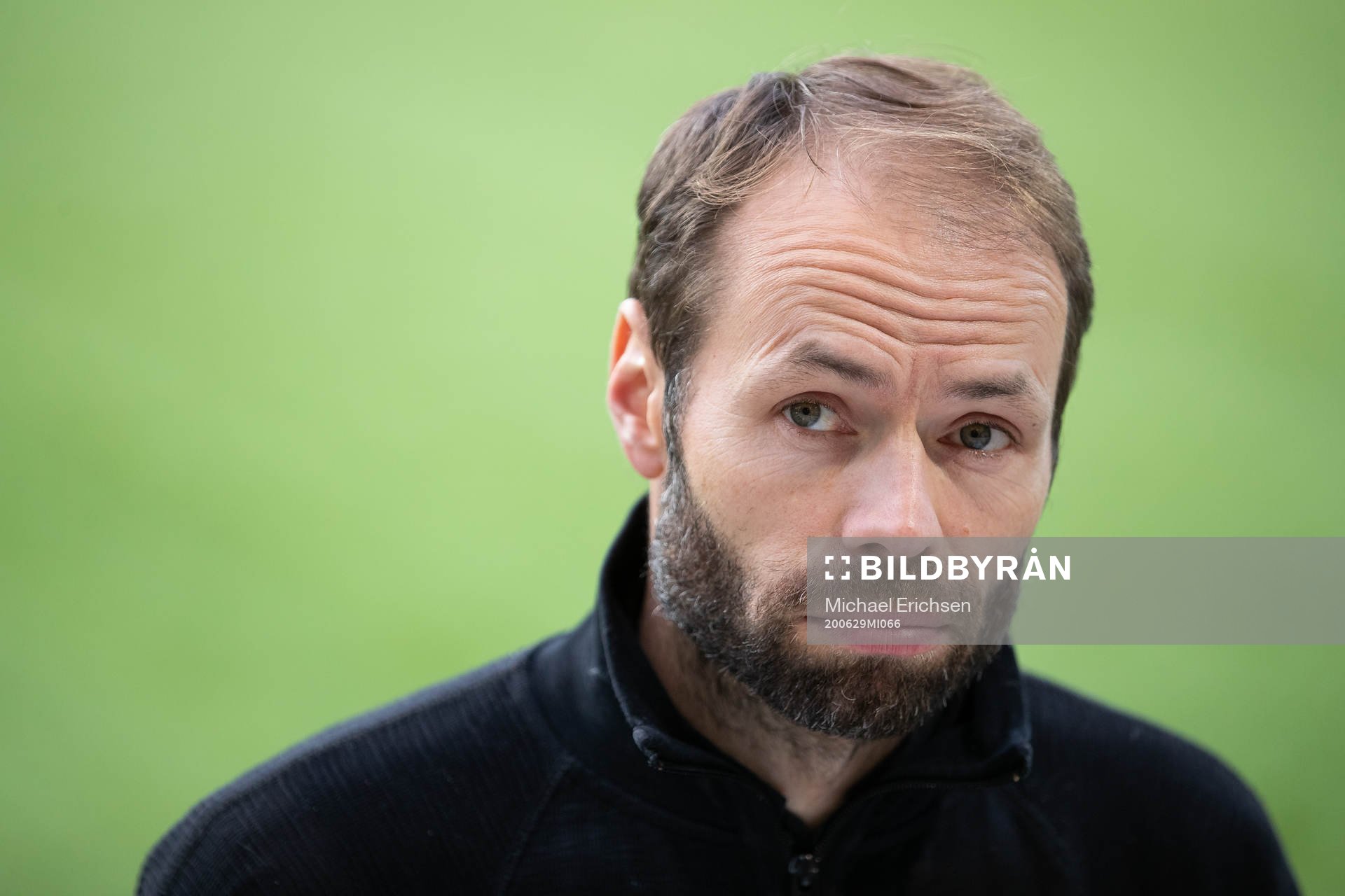 Häckens tränare Andreas Alm intervjuas av media efter fotbollsmatchen i Allsvenskan mellan Häcken och Helsingborg den 29 juni 2020 i Göteborg.