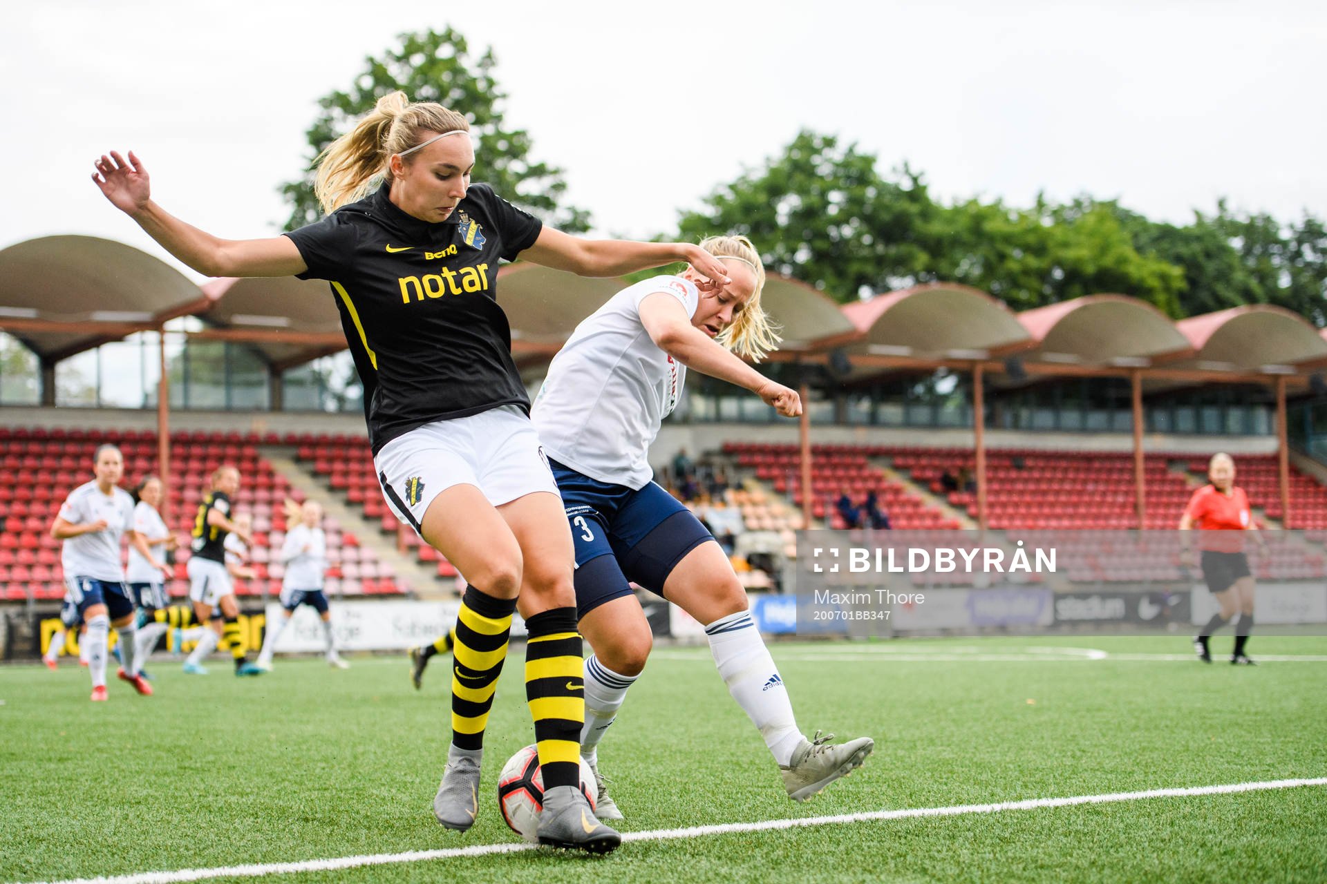 AIK:s Elise Björnelius Leidersten och Älvsjös Linnéa Rimeika under fotbollsmatchen i Elitettan mellan AIK och Älvsjö den 1 juli 2020 i Stockholm.