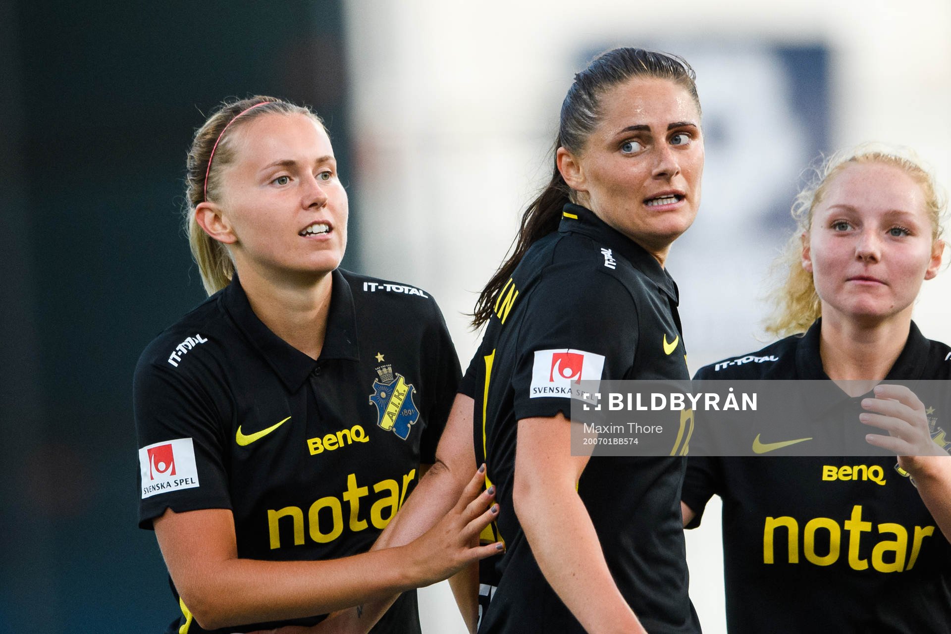 s Adelisa Grabus och Linda Hallin jublar