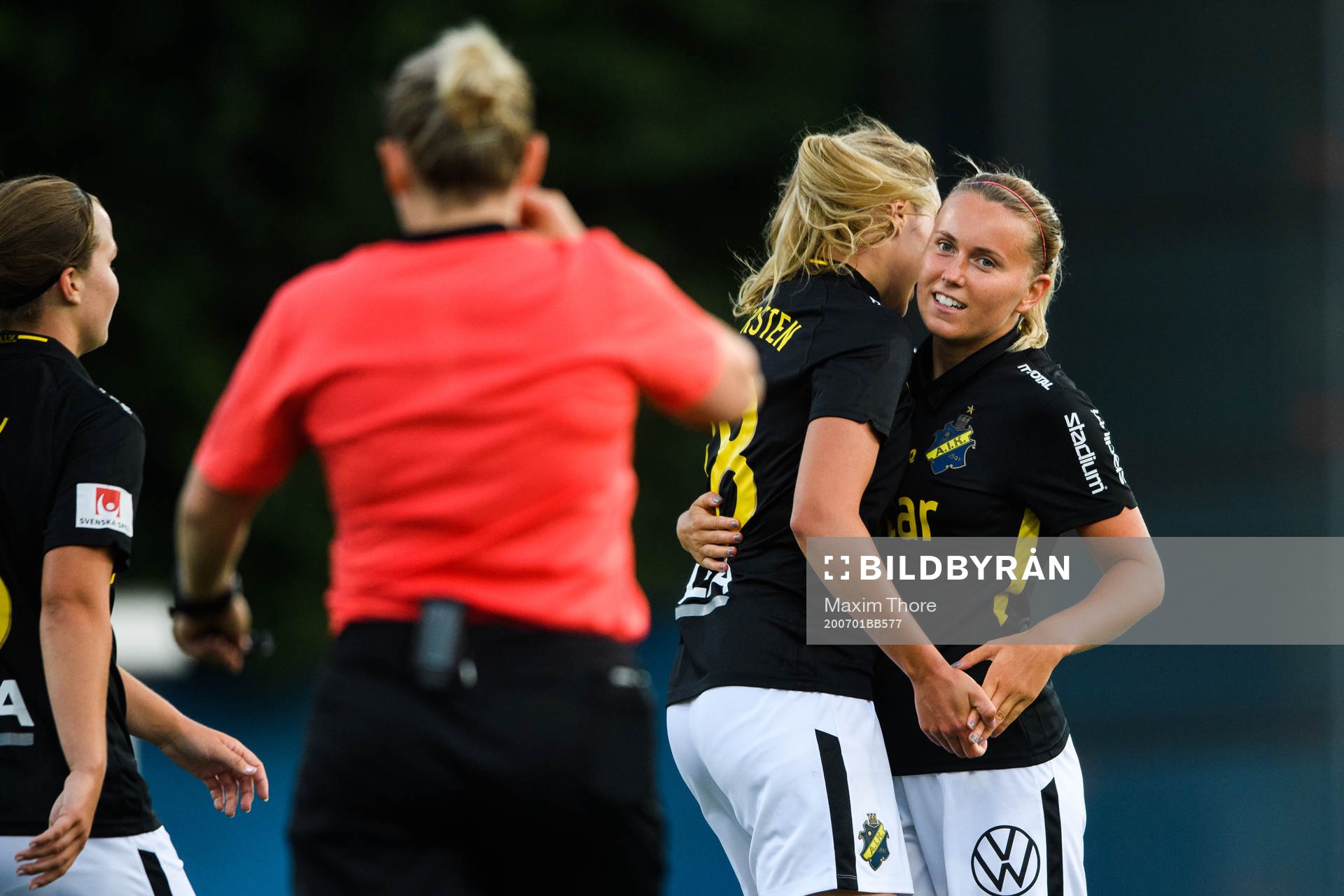 s Adelisa Grabus och Elise Björnelius Leidersten jublar