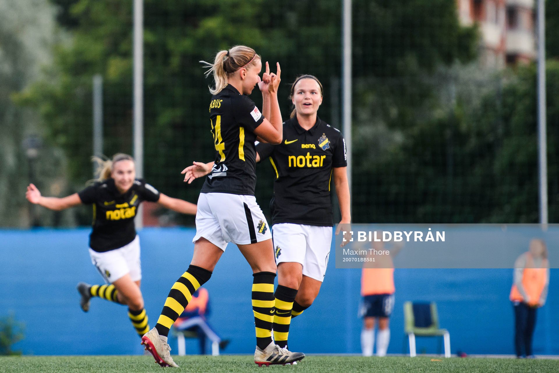 AIK:s Adelisa Grabus jublar efter 1-0 under fotbollsmatchen i Elitettan mellan AIK och Älvsjö den 1 juli 2020 i Stockholm.
