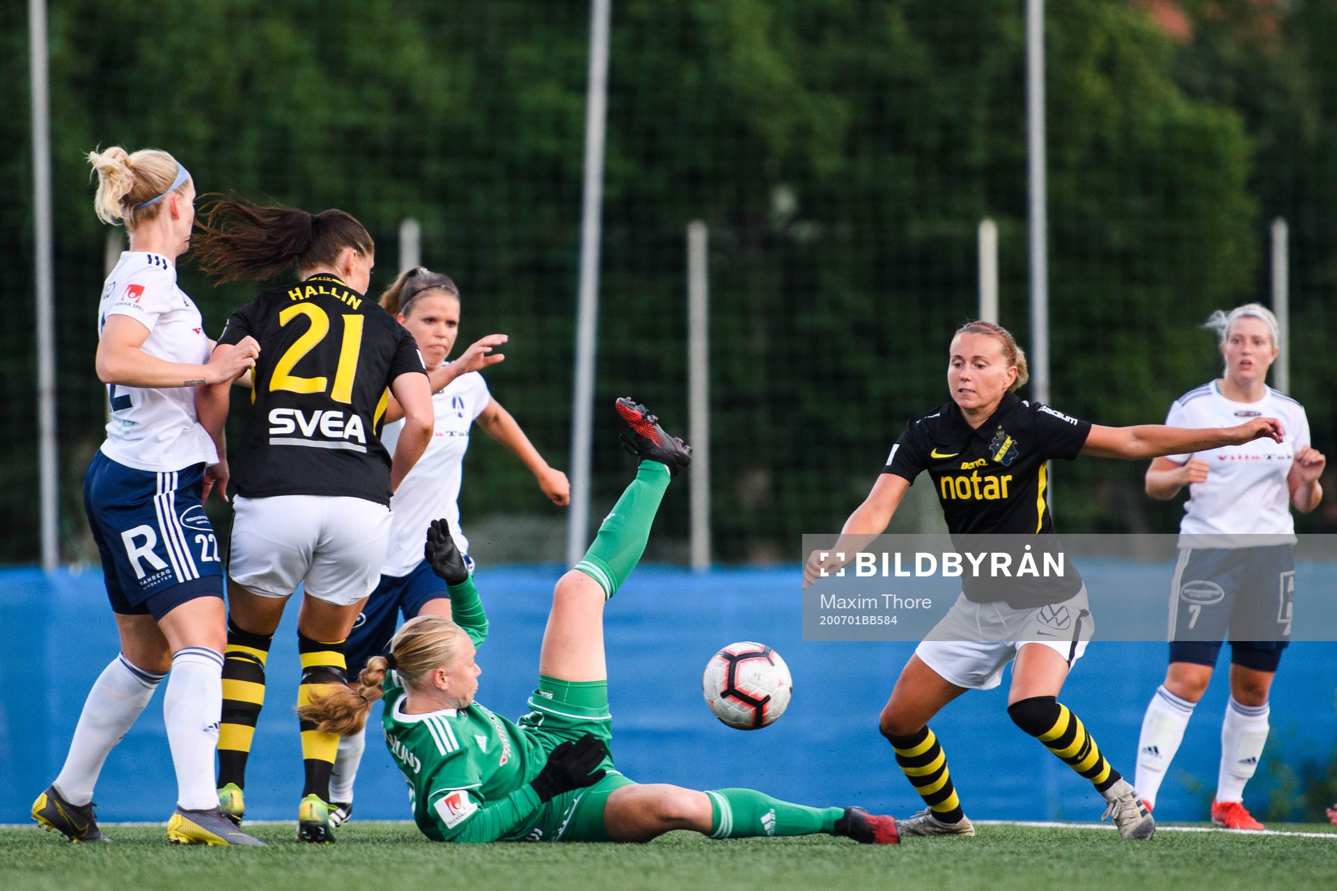 s Adelisa Grabus gör 1-0 bakom Älvsjös målvakt Isabelle