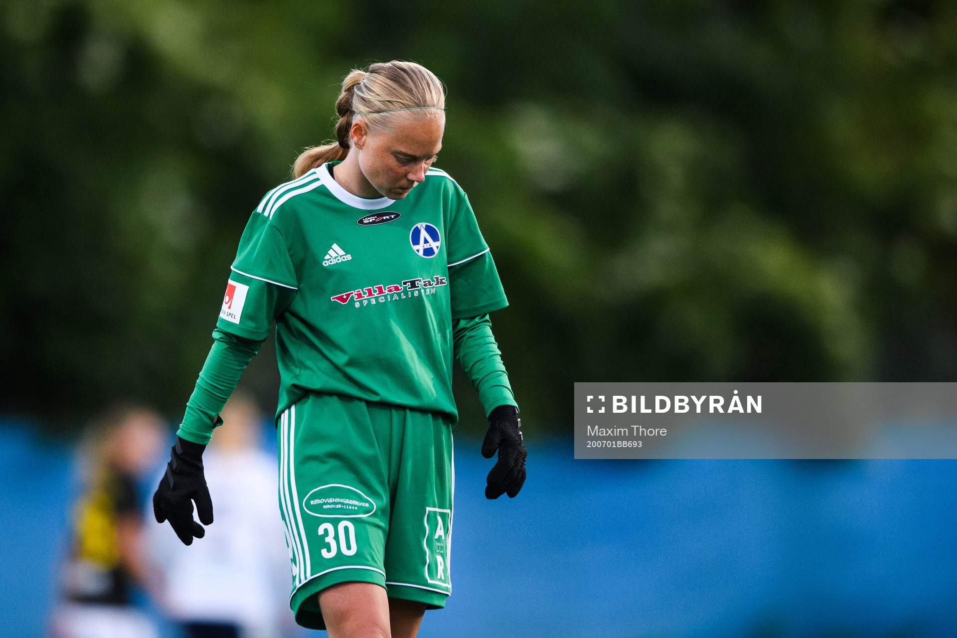 Älvsjös målvakt Isabelle Granlund deppar