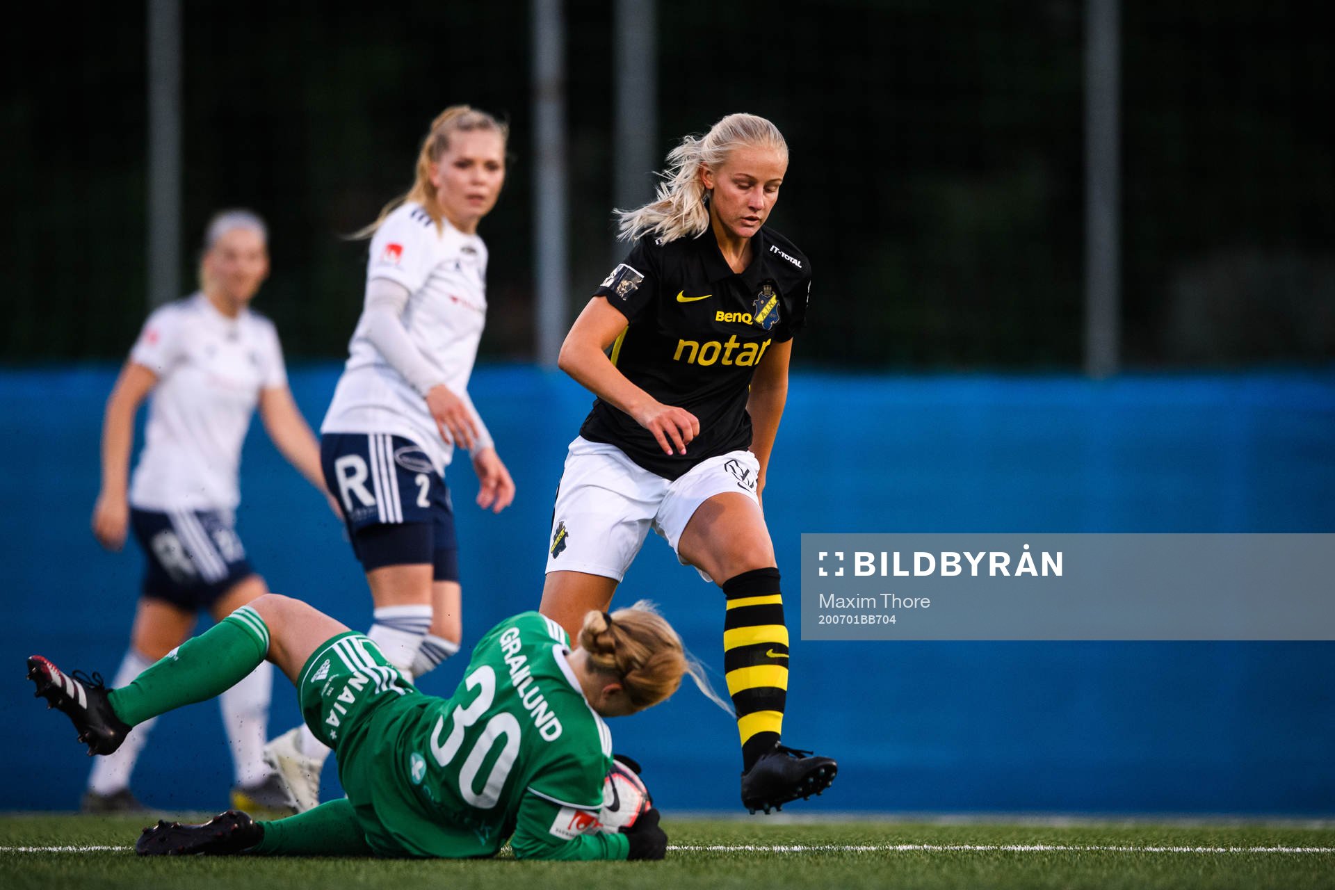 Älvsjös målvakt Isabelle Granlund med en räddning