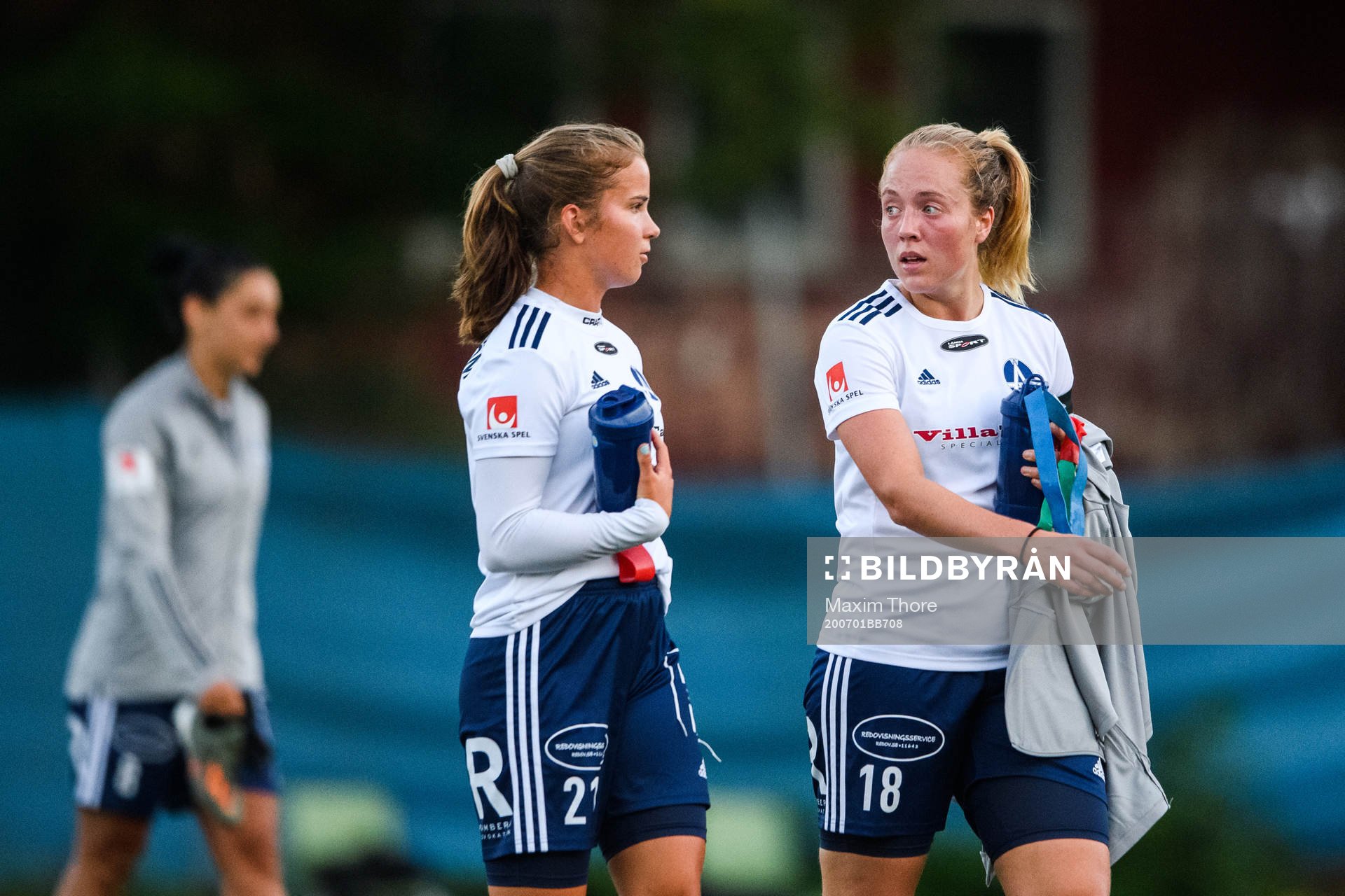 Älvsjös Nadja Fernström och Alice Ahlberg deppar