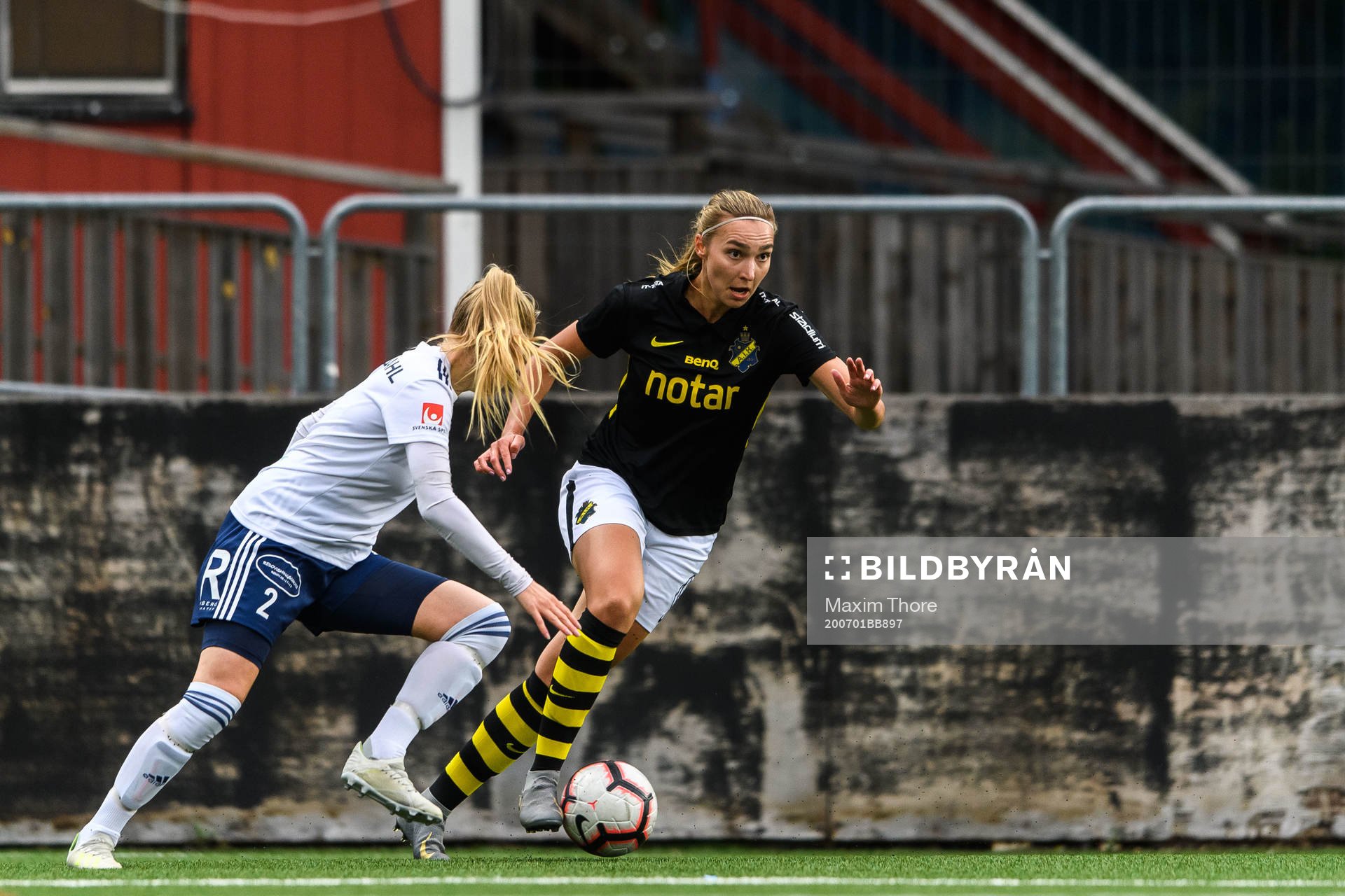 Älvsjös Moa Liwendahl och AIK:s Elise Björnelius Leidersten under fotbollsmatchen i Elitettan mellan AIK och Älvsjö den 1 juli 2020 i Stockholm.