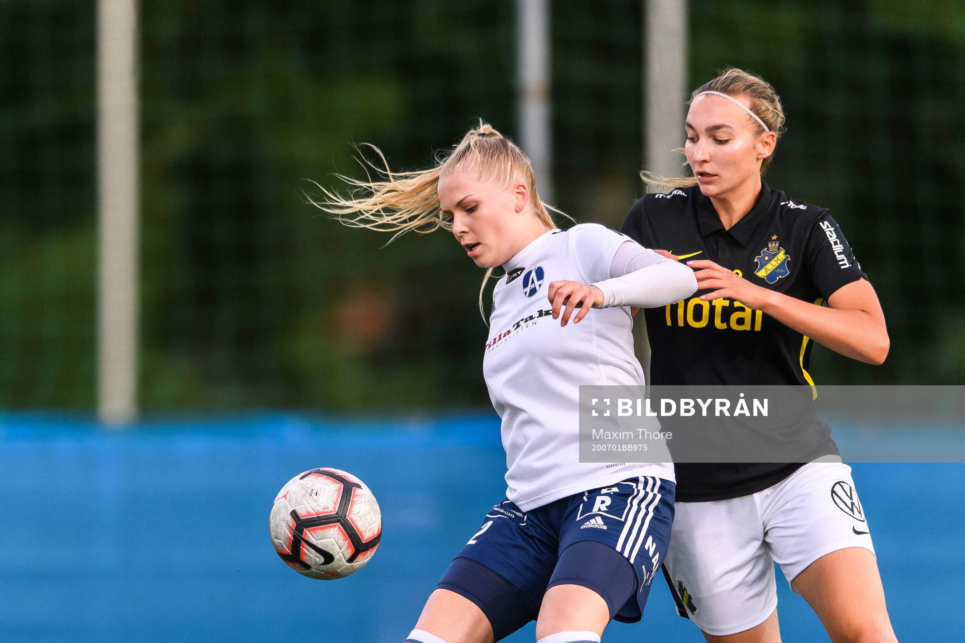 Älvsjös Moa Liwendahl och AIK:s Elise Björnelius Leidersten under fotbollsmatchen i Elitettan mellan AIK och Älvsjö den 1 juli 2020 i Stockholm.