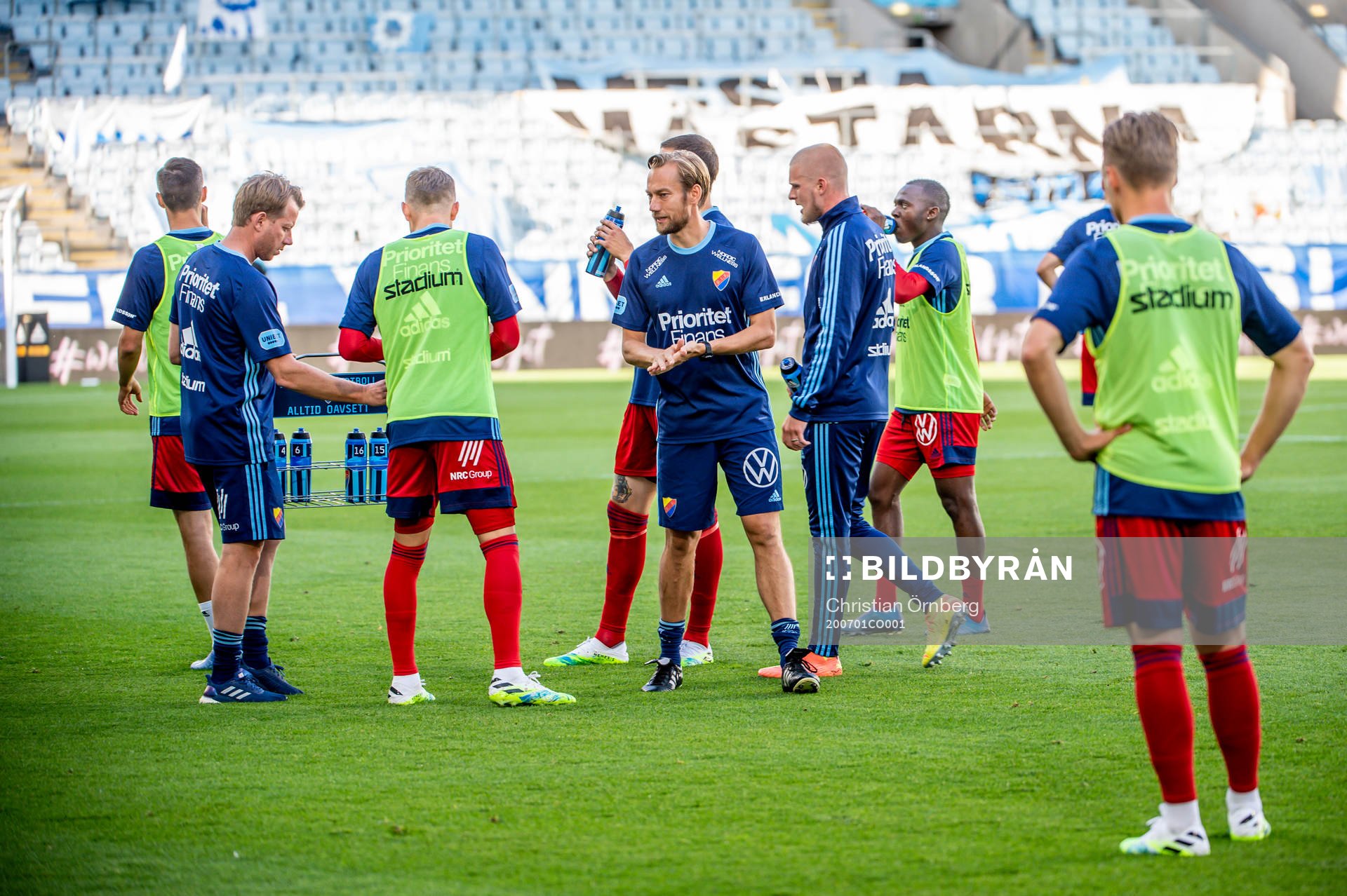 Djurgårdens spelare värmer upp innan fotbollsmatchen i
