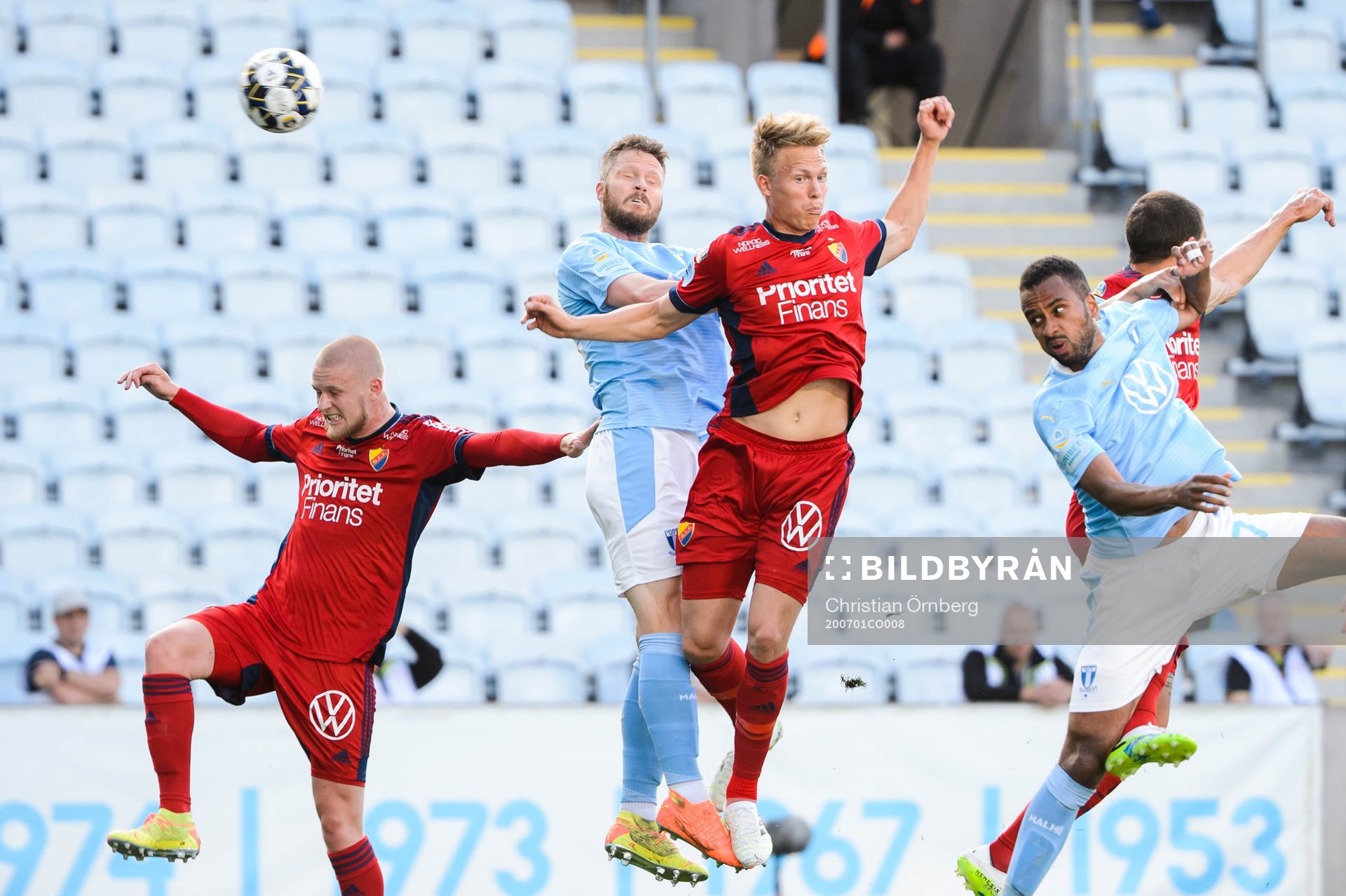 Djurgårdens Kalle Holmberg och Jonathan Augustinsson i en luftduell mot Malmö FFs Lasse Nielsen och Isaac Kiese Thelin under fotbollsmatchen i Allsvenskan mellan Malmö FF och Djurgården den 1 juli 2020 i Malmö.