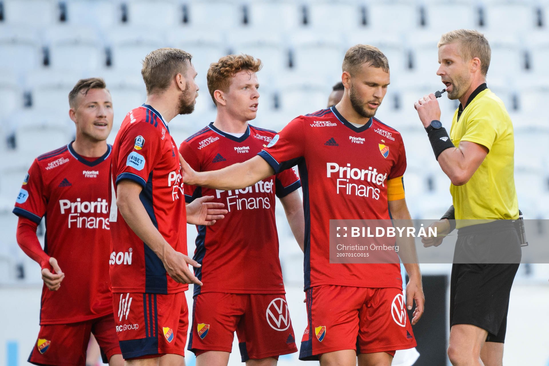 Djurgårdens Fredrik Ulvestad, Jonathan Ring , Aslak Witry och Jesper Karlström i samtal med domare Glenn Nyberg under fotbollsmatchen i Allsvenskan mellan Malmö FF och Djurgården den 1 juli 2020 i Malmö.