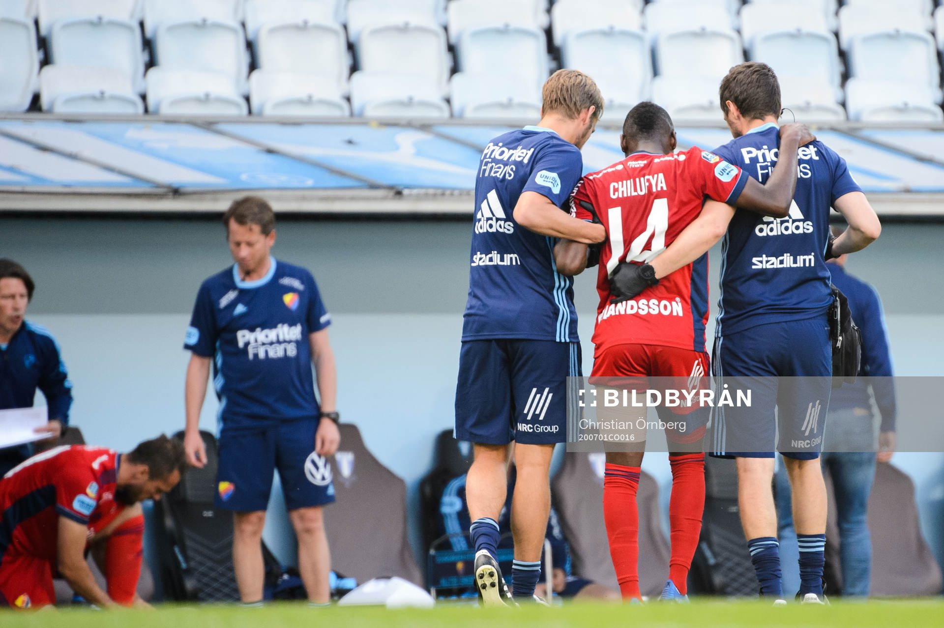 Djurgårdens Edward Chilufya lämnar planen