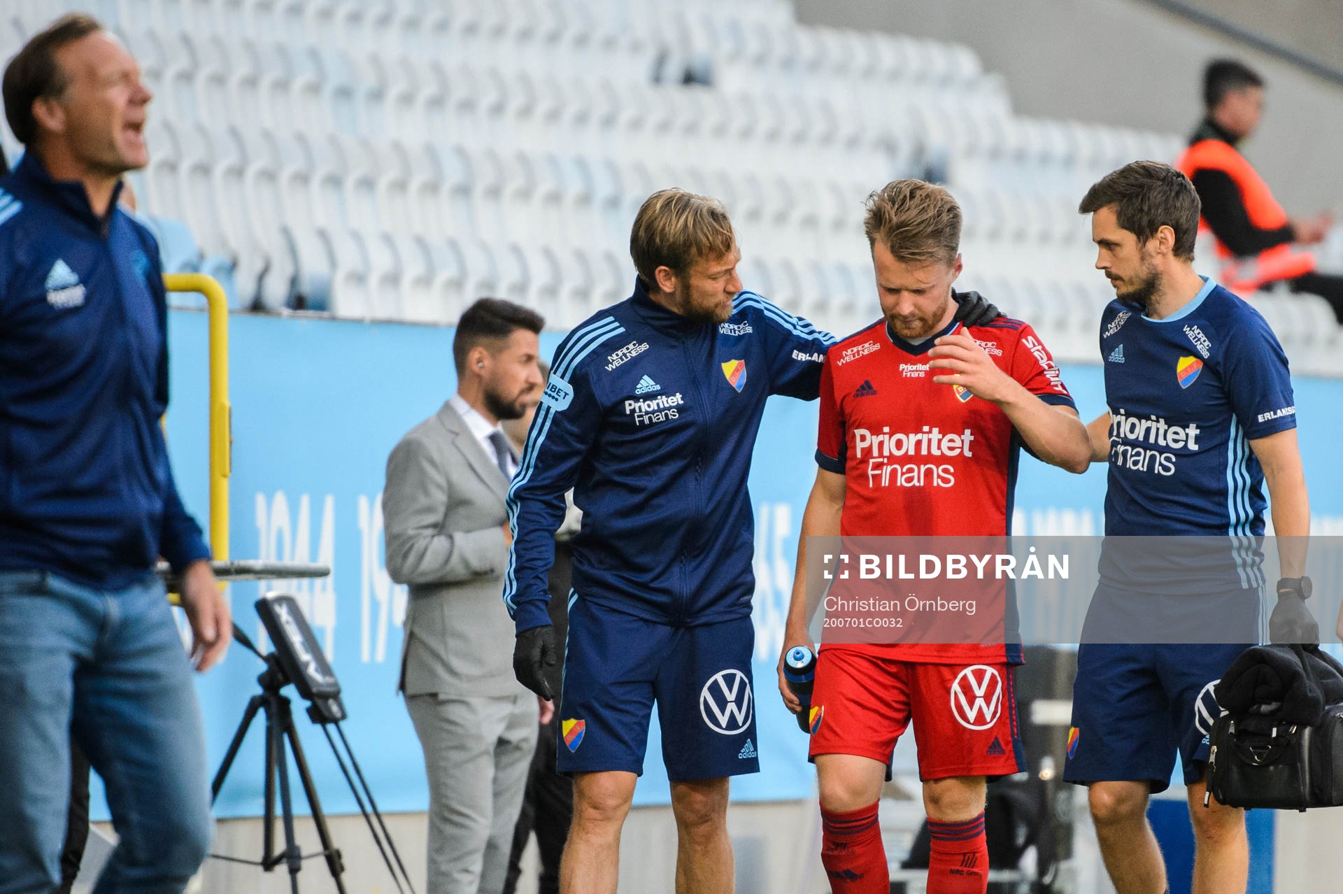 Djurgårdens Jacob Une Larsson lämnar planen