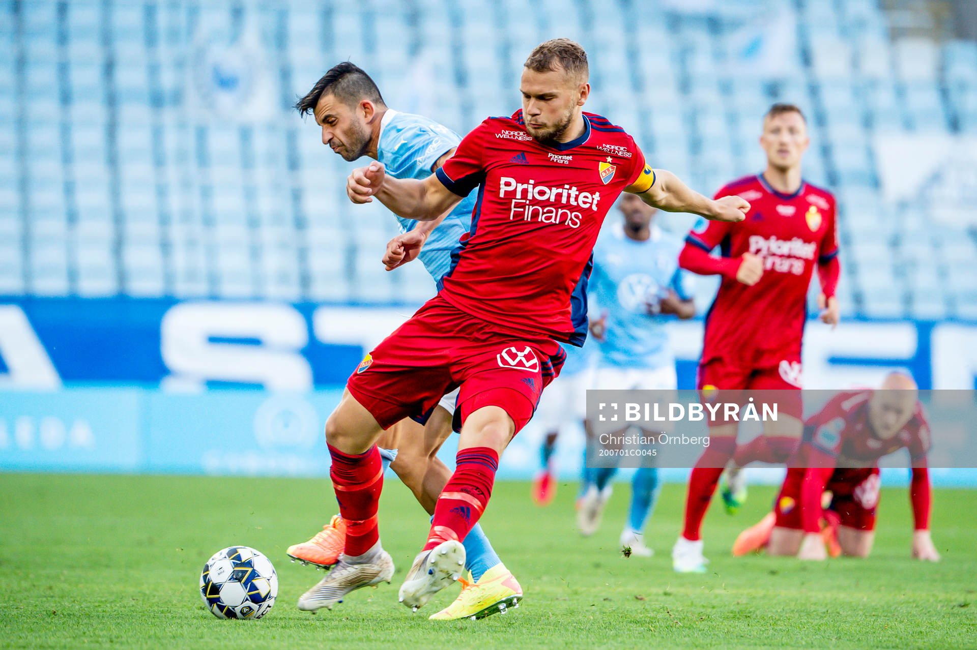 Djurgårdens Jesper Karlström mot Malmö FFs Behrang Safari