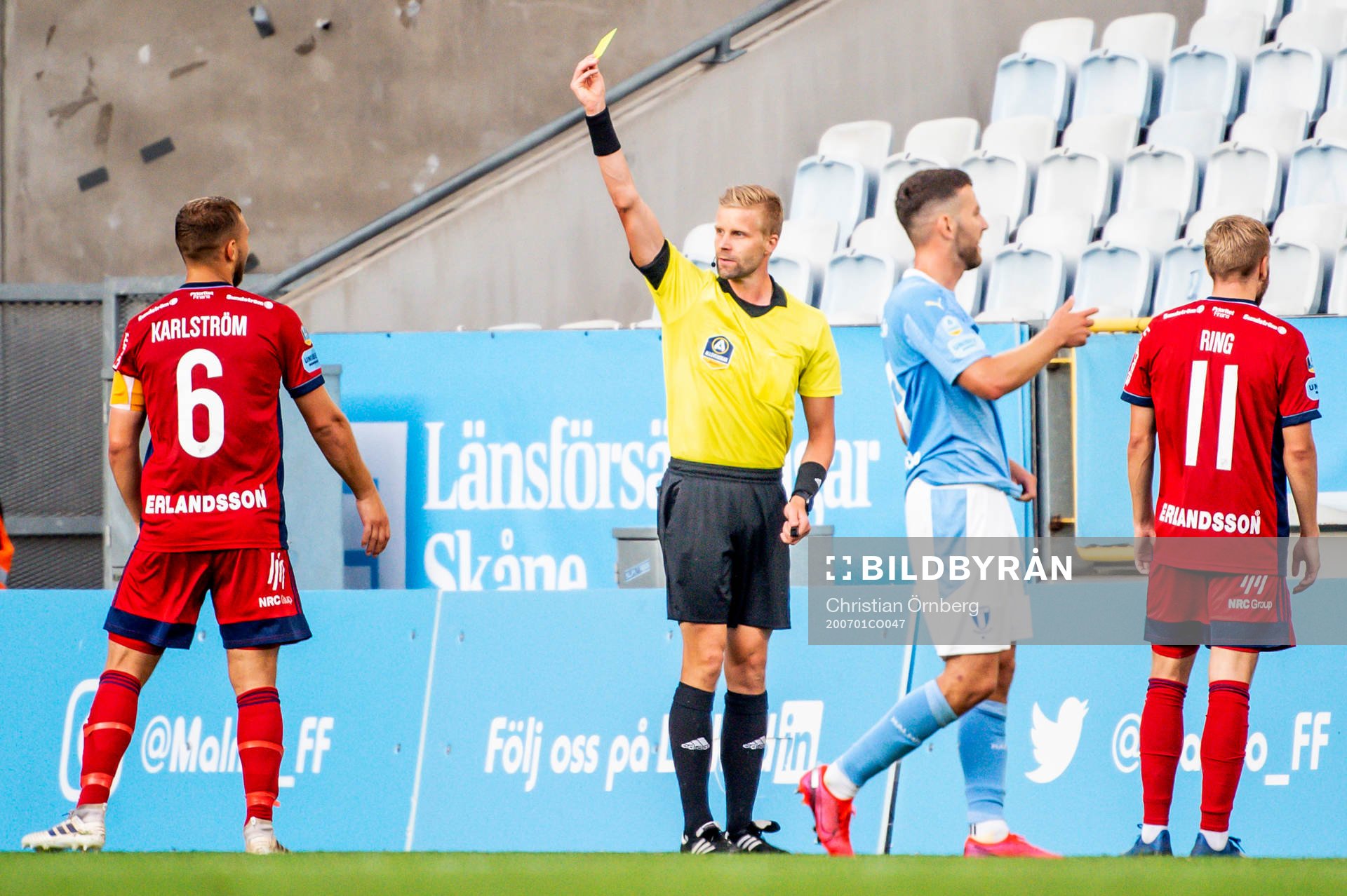 Domare Glenn Nyberg ger Djurgårdens Jesper Karlström gult