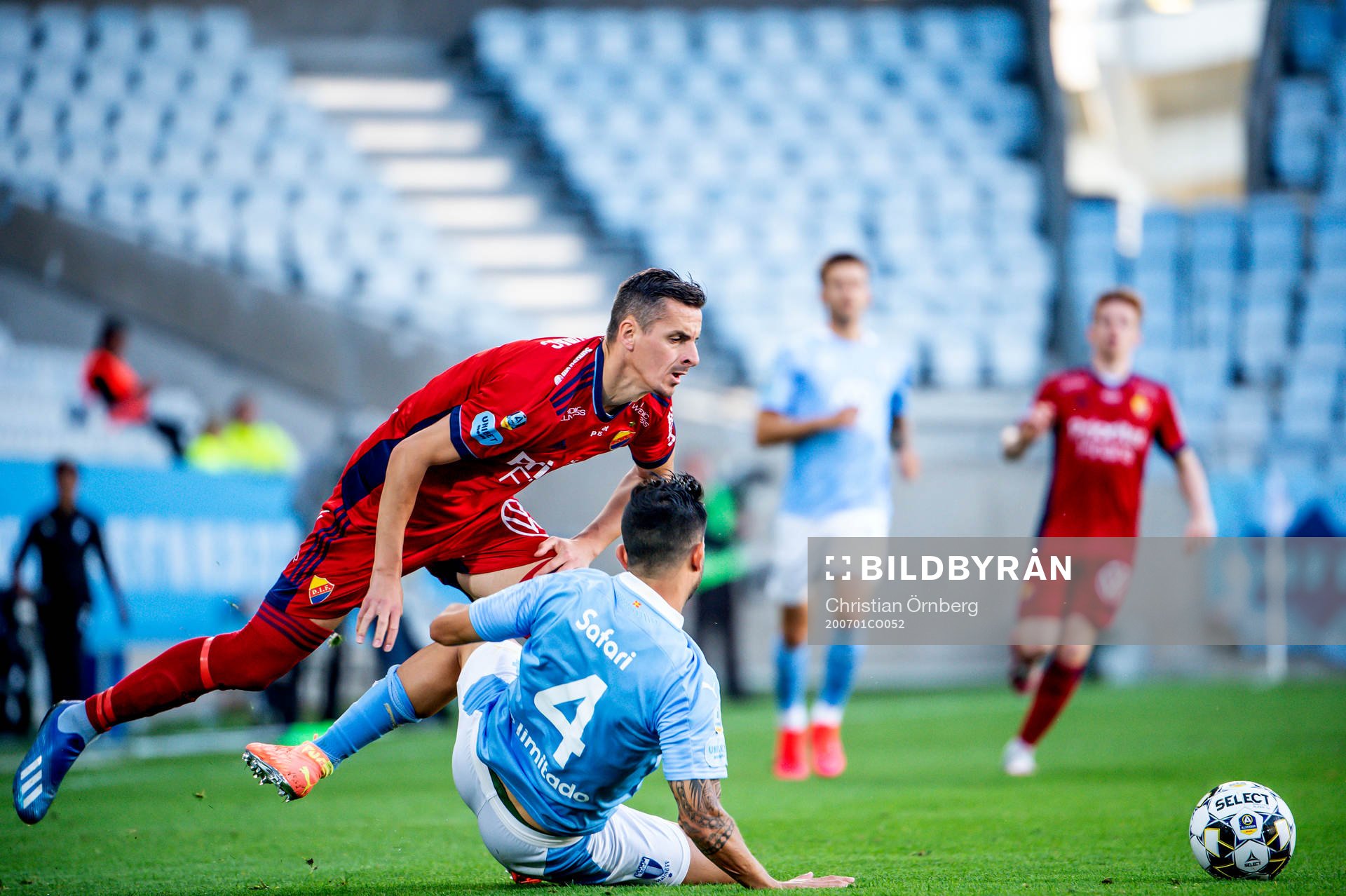 Djurgårdens Haris Radetinac mot Malmö FFs Behrang Safari