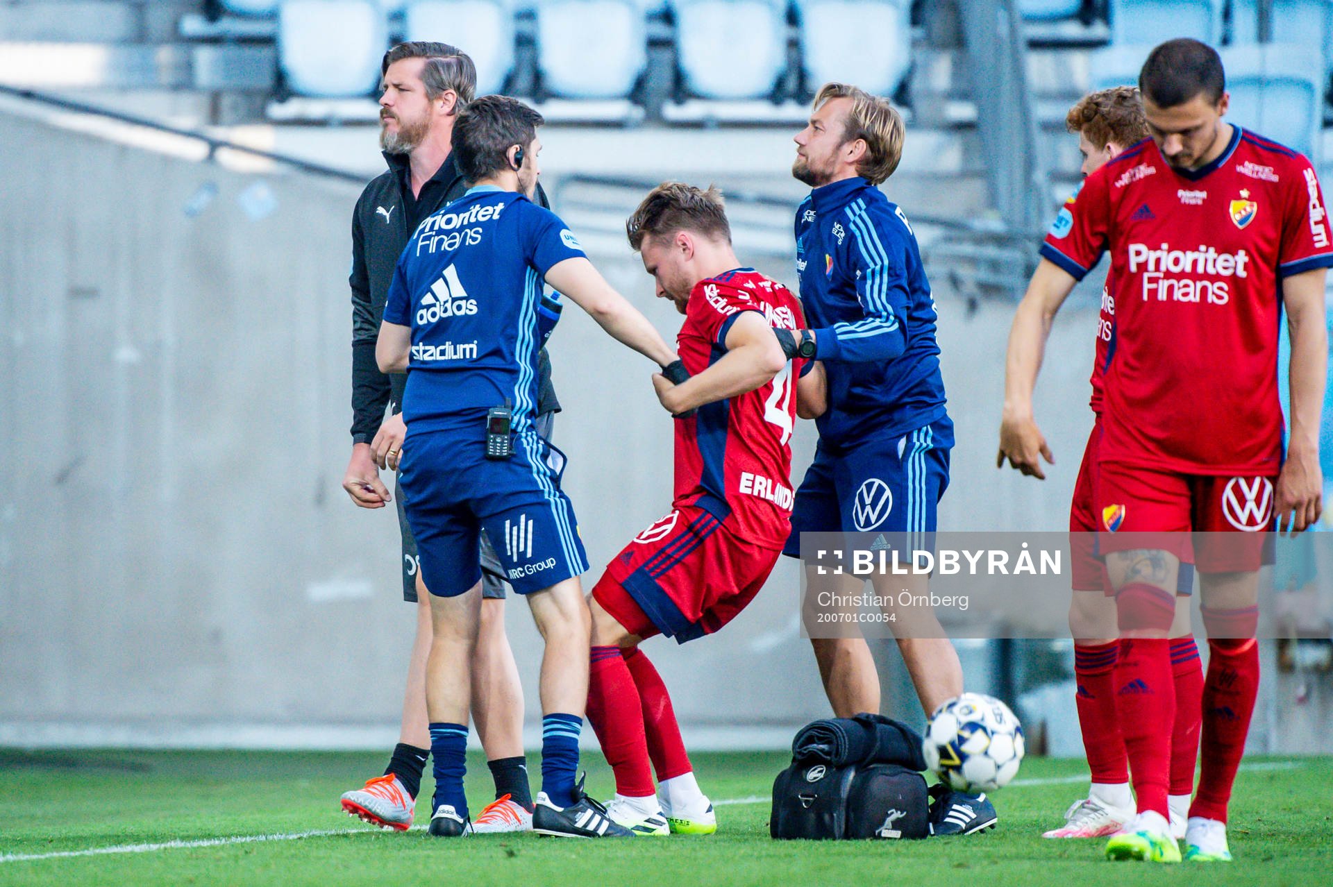 Djurgårdens Jacob Une Larsson skadas och får hjälpas av