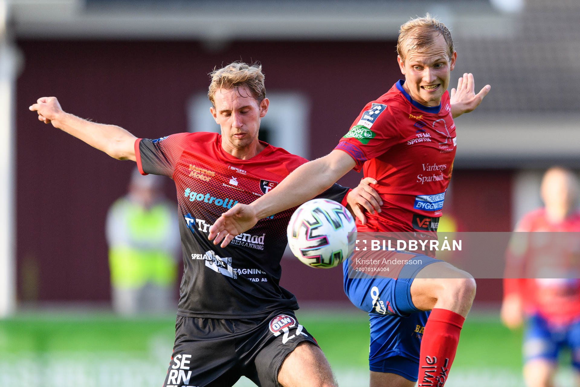 Trollhättans Marcus Johansson och Tvååkers Johan Persson under fotbollsmatchen i Division 1 södra mellan Tvååker och Trollhättan den 1 juli 2020 i Tvååker.
