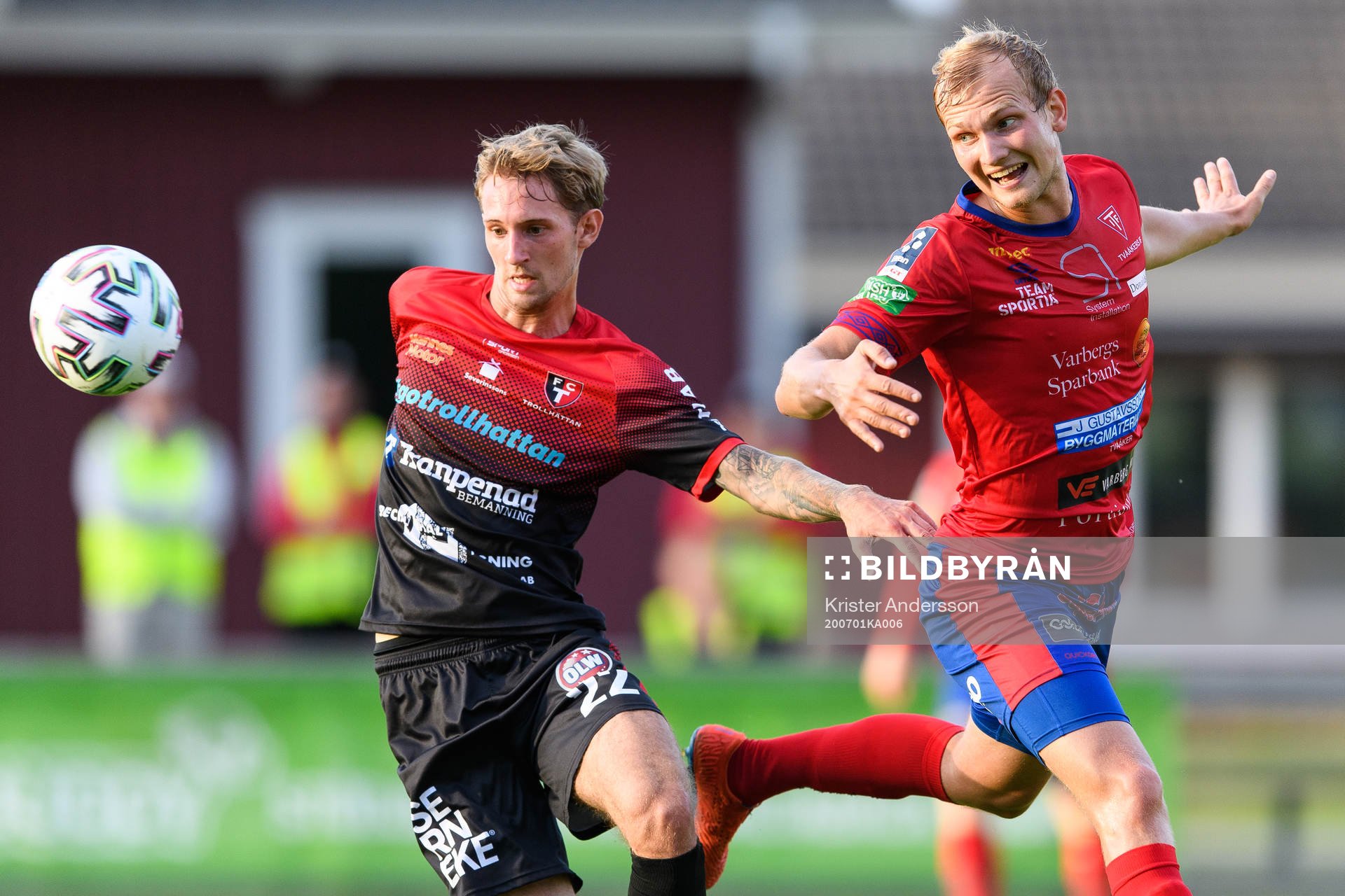 Trollhättans Marcus Johansson och Tvååkers Johan Persson under fotbollsmatchen i Division 1 södra mellan Tvååker och Trollhättan den 1 juli 2020 i Tvååker.