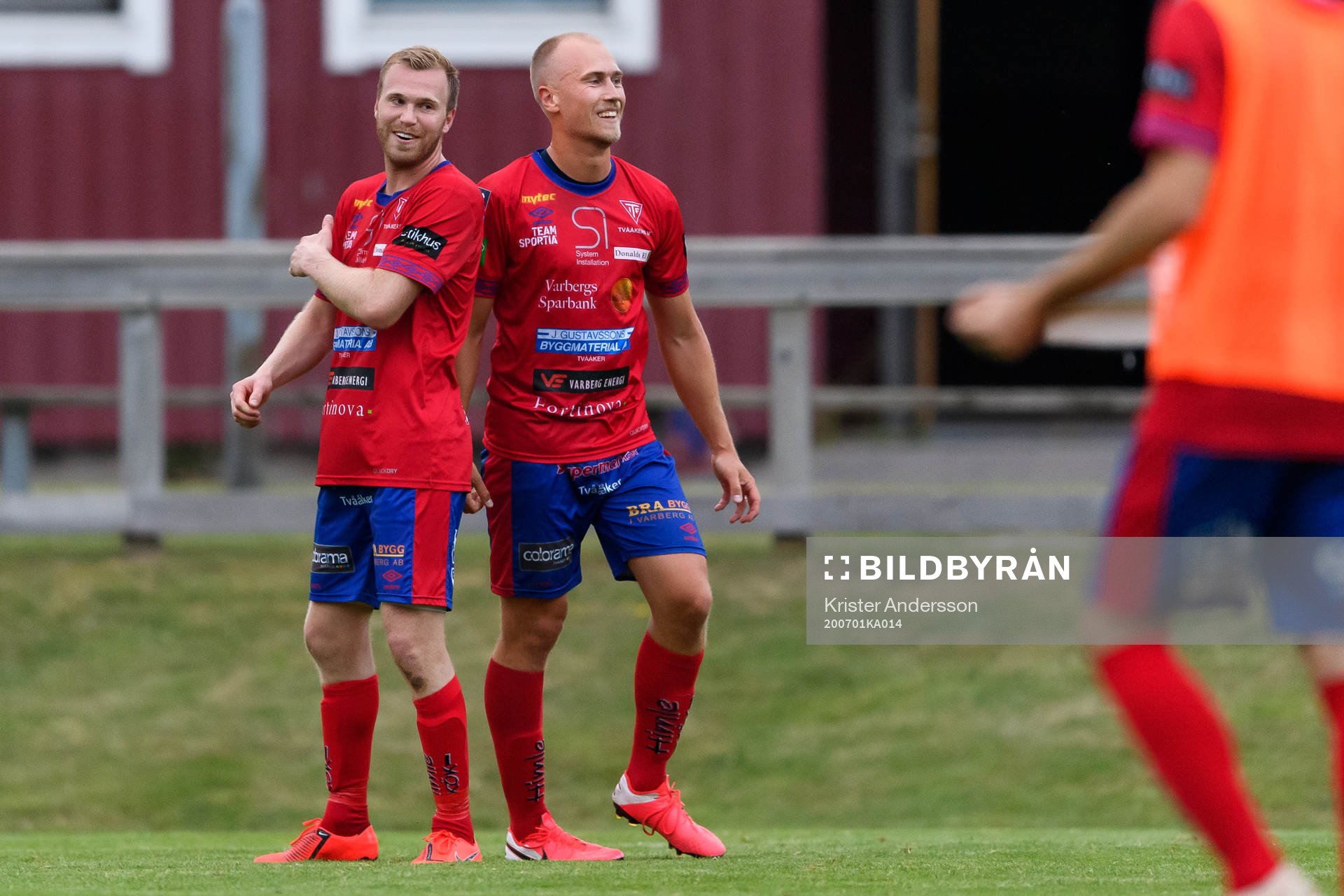 Tvååkers Per Karlsson och Jakob Adolfsson jublar efter fotbollsmatchen i Division 1 södra mellan Tvååker och Trollhättan den 1 juli 2020 i Tvååker.