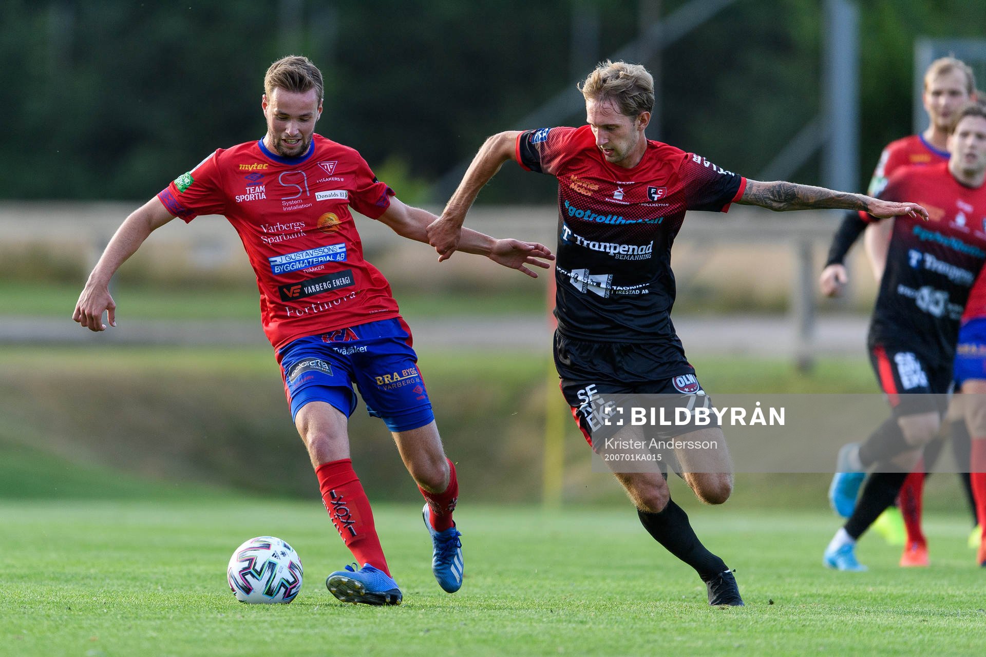 Tvååkers Adam Lindgren och Trollhättans Marcus Johansson under fotbollsmatchen i Division 1 södra mellan Tvååker och Trollhättan den 1 juli 2020 i Tvååker.