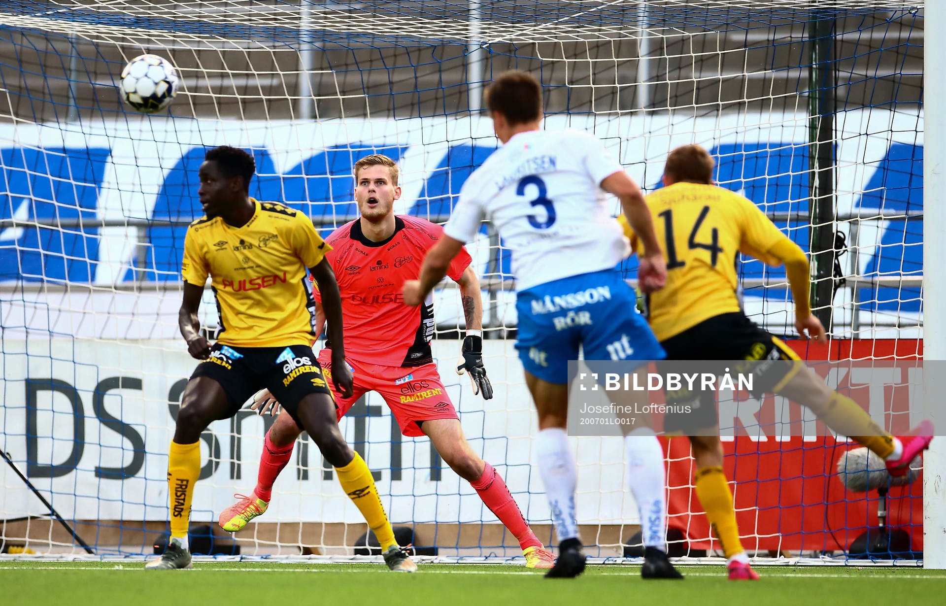 Elfsborgs målvakt Tim Rönning ser IFK Norrköpings Rasmus