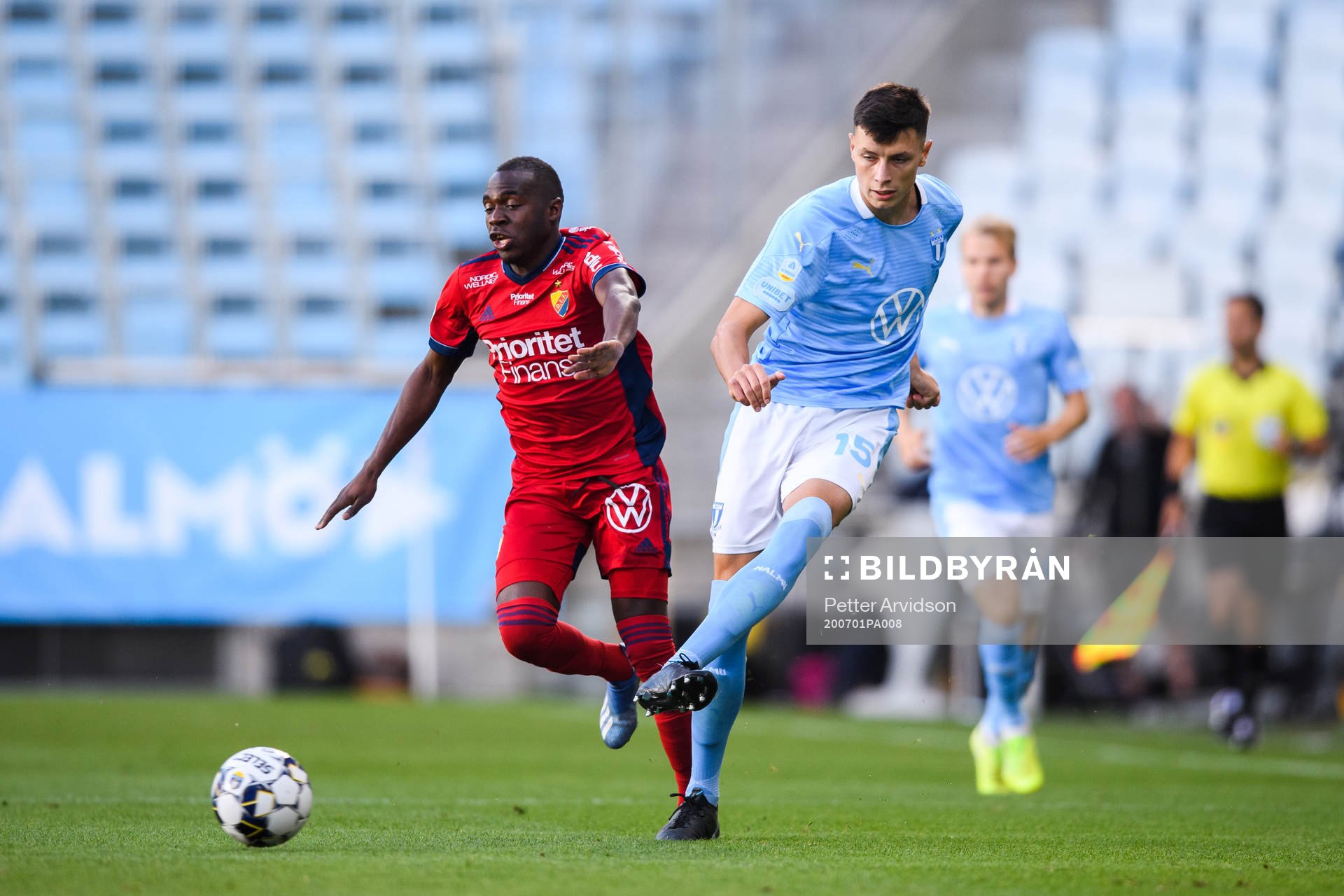 Malmö FFs Anel Ahmedhodzic och Djurgårdens Edward Chilufya