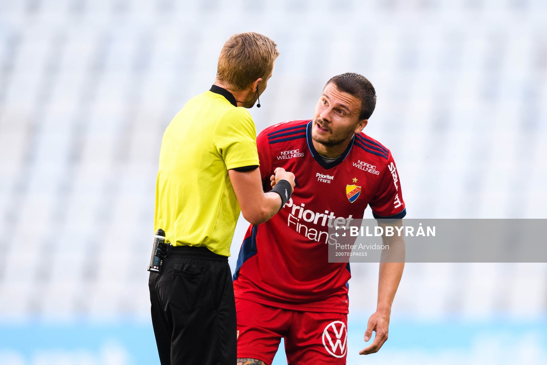 Domare Glenn Nyberg i samtal med Djurgårdens Erik Berg