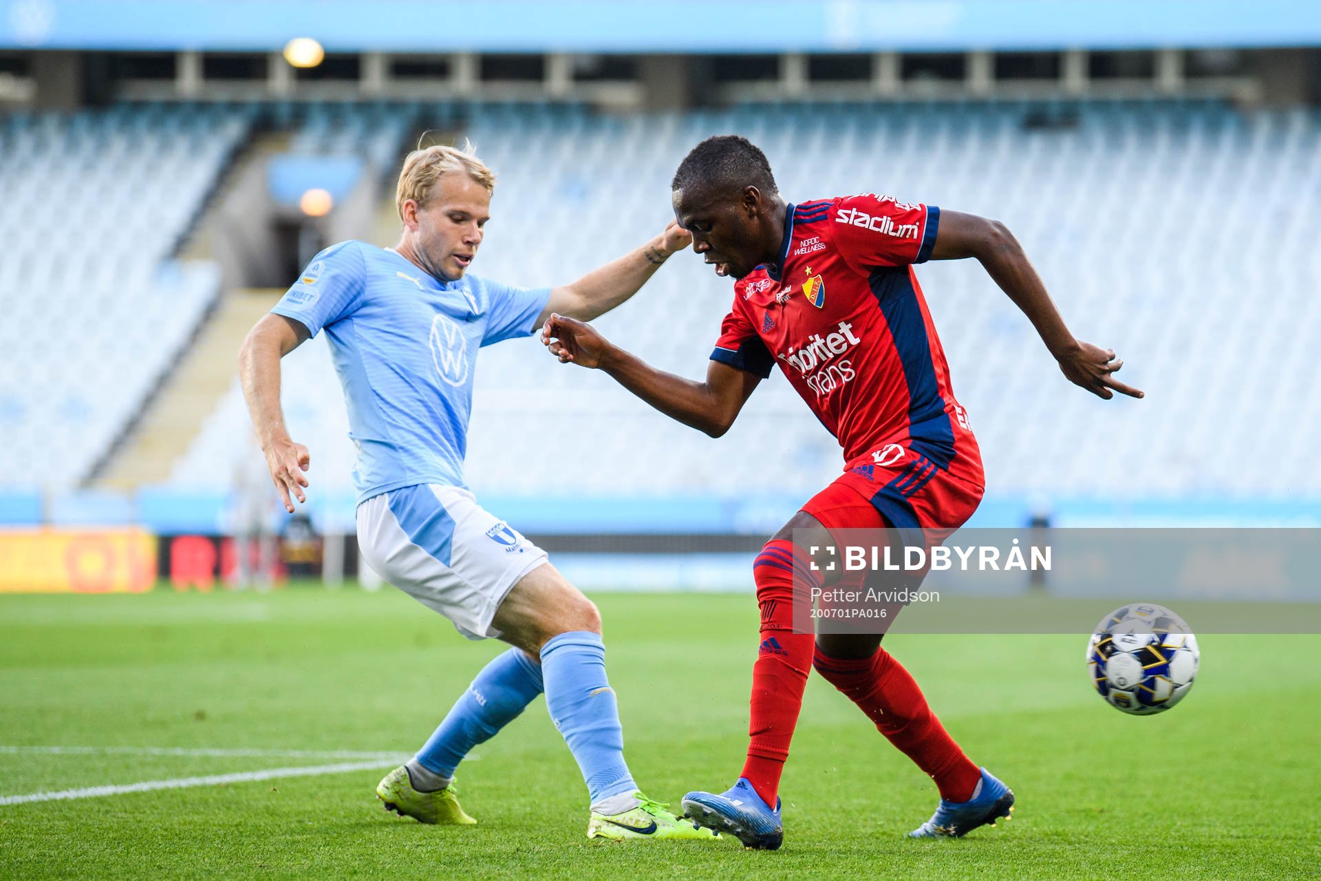 Malmö FFs Oscar Lewicki och Djurgårdens Edward Chilufya