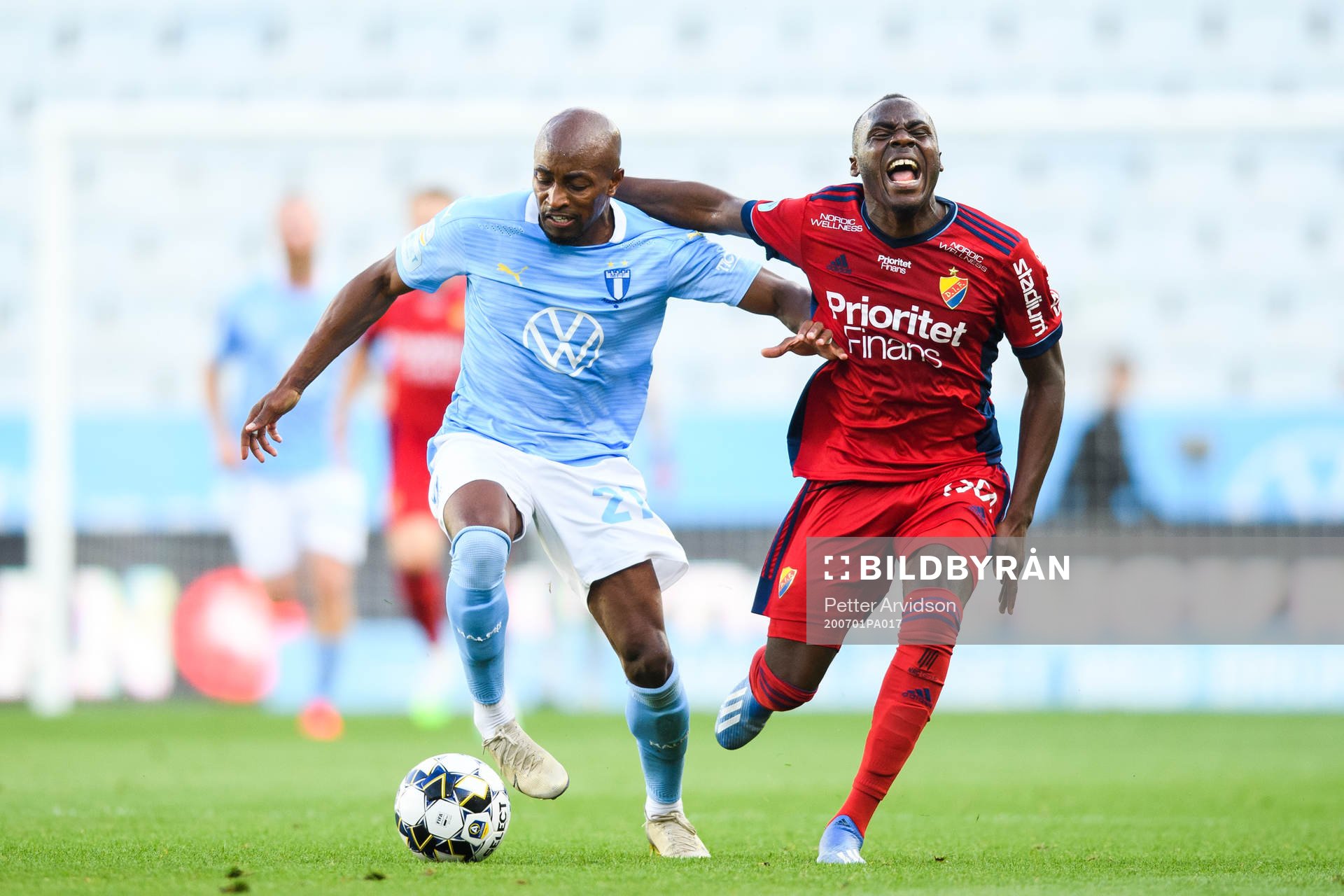 Malmö FFs Fouad Bachirou och Djurgårdens Edward Chilufya