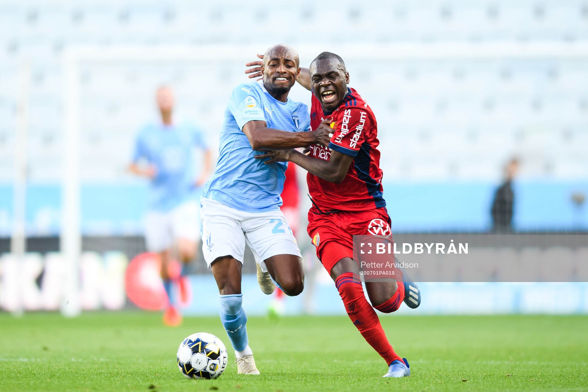 Malmö FFs Fouad Bachirou och Djurgårdens Edward Chilufya