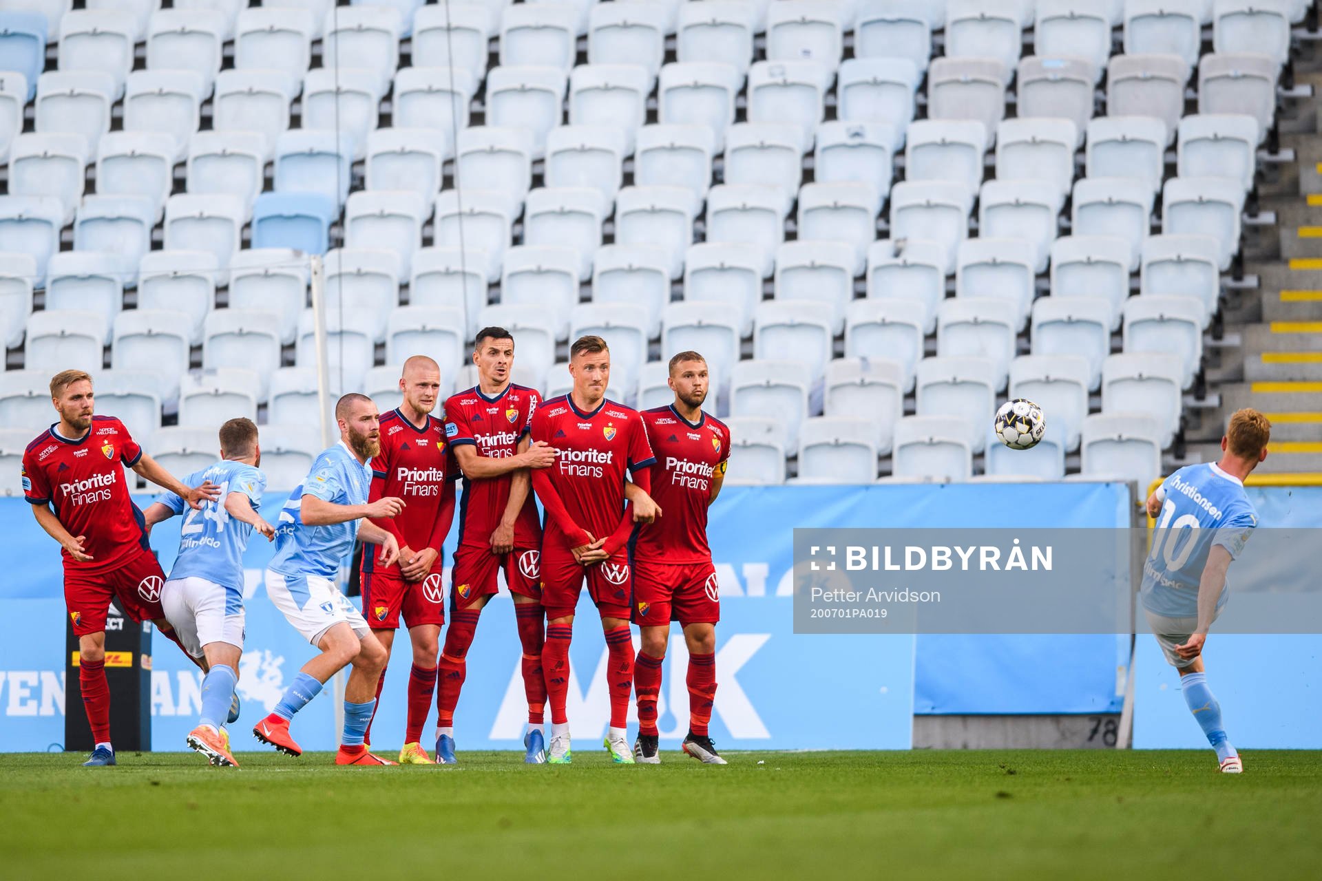 Malmö FFs Anders Christiansen med en frispark förbi