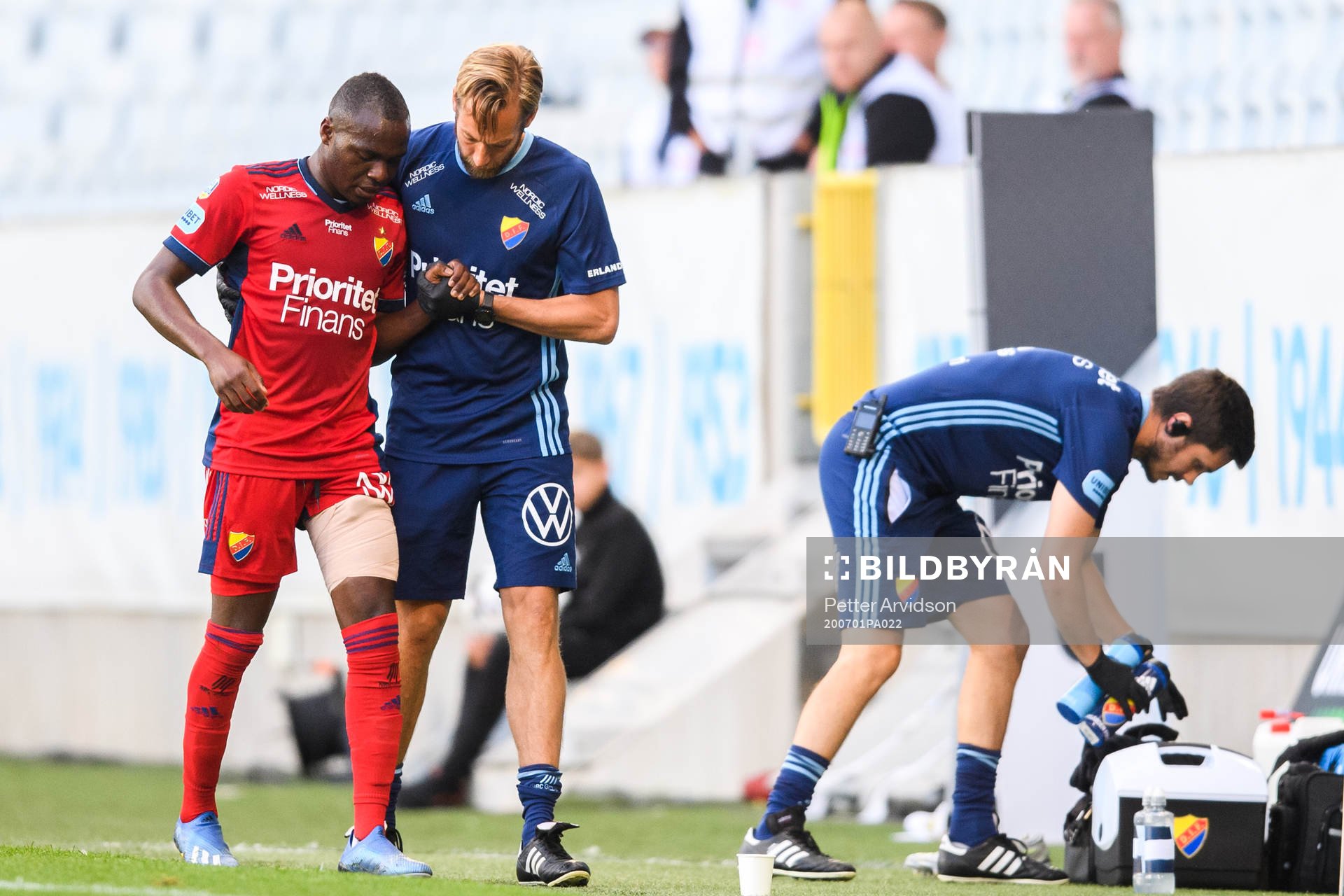 Djurgårdens Edward Chilufya lämnar planen