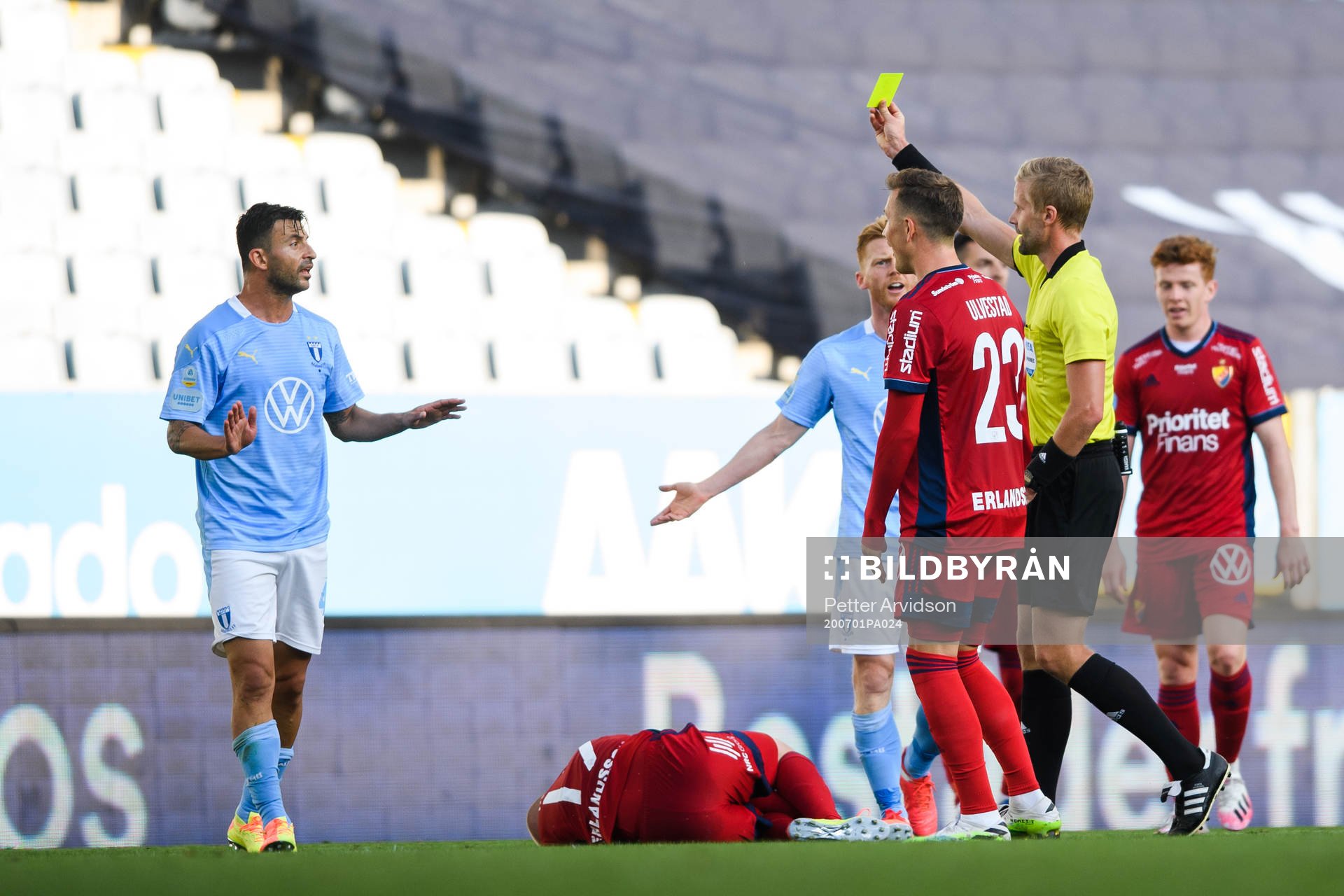 Malmö FFs Behrang Safari får en varning av domare Gleen