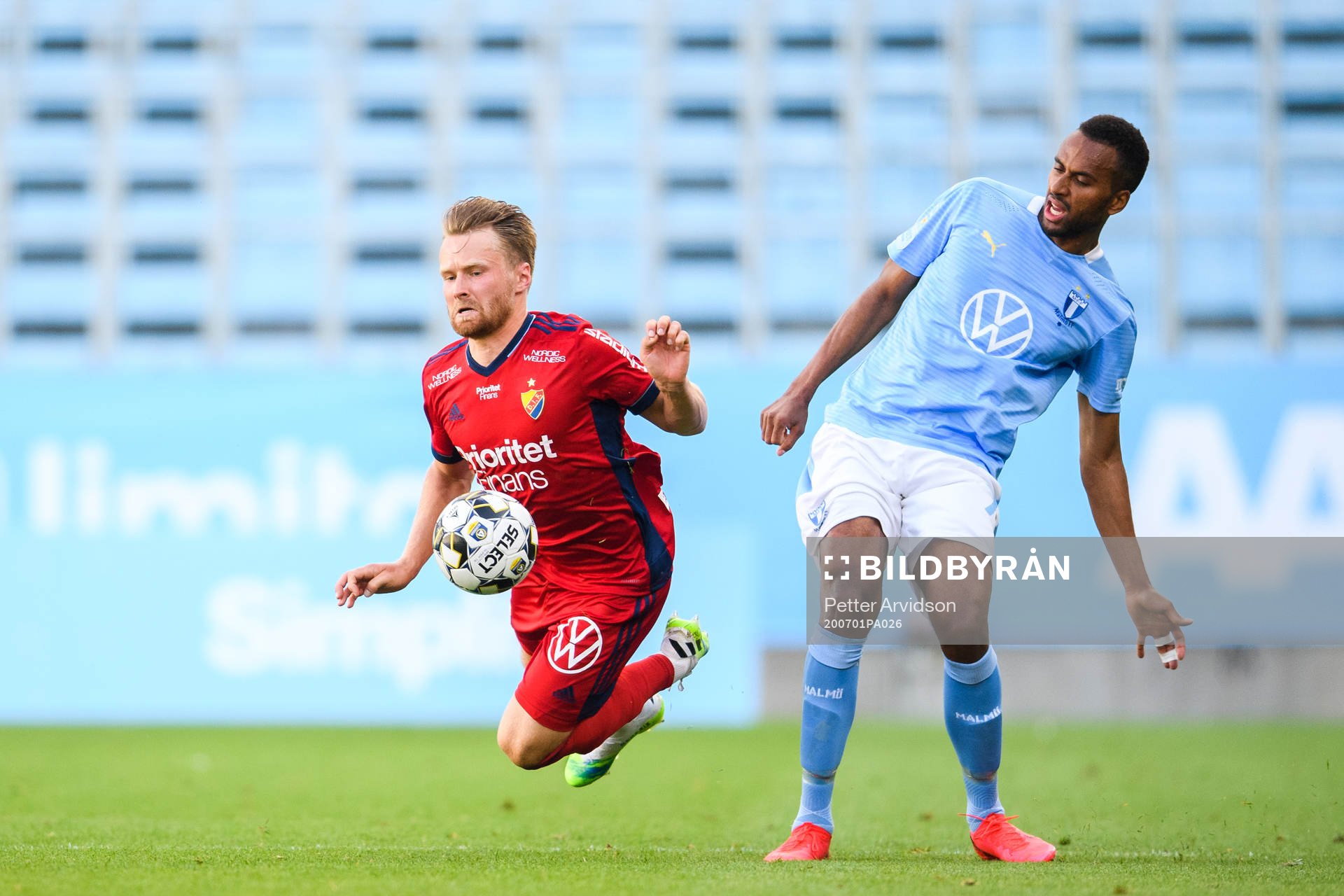 Djurgårdens Jacob Une Larsson och Malmö FFs Isaac Kiese